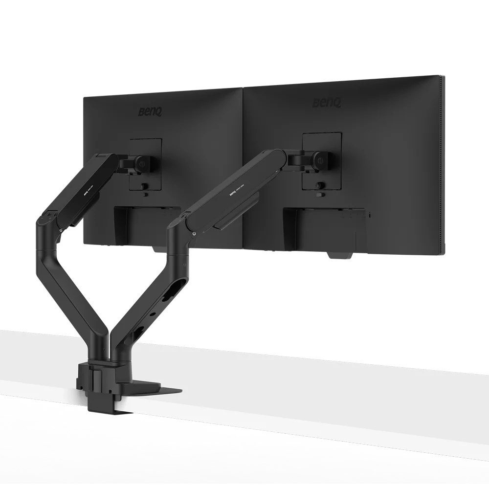 Twee zwarte monitoren op een dubbele armbevestiging bevestigd aan een wit bureau.