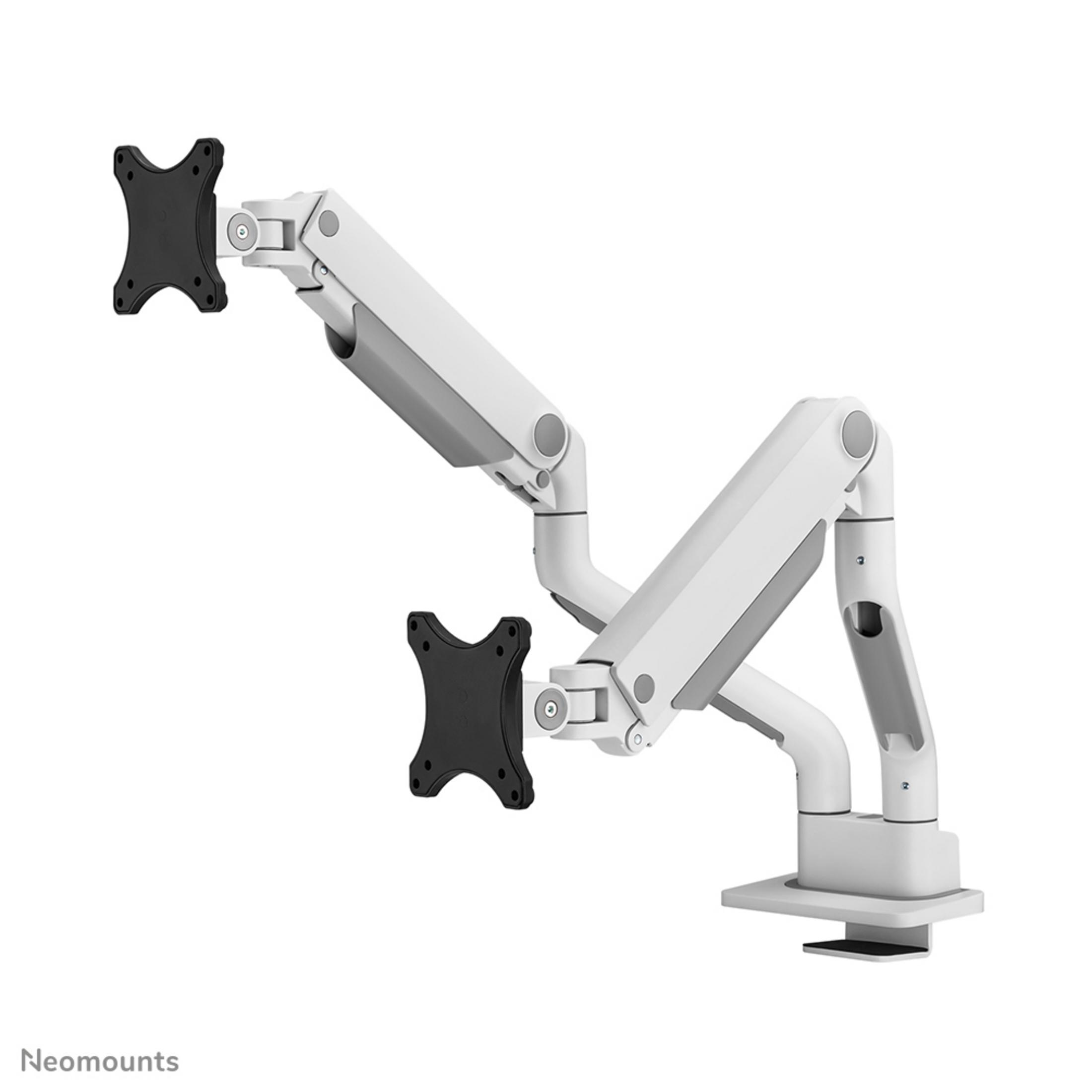 Een witte dubbele monitorarm met zwarte houder op witte achtergrond.