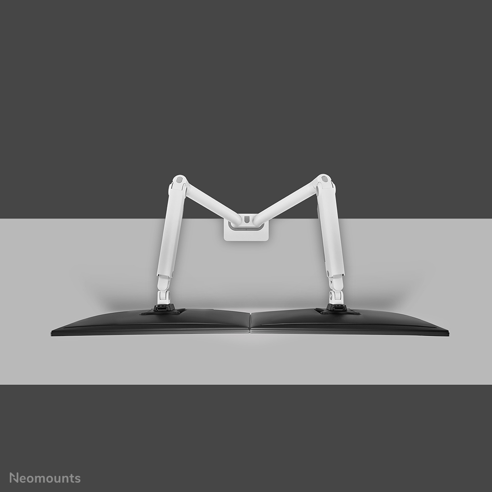 Een witte dubbele monitorarm houdt twee gebogen zwarte monitoren vast tegen een tweekleurige achtergrond.