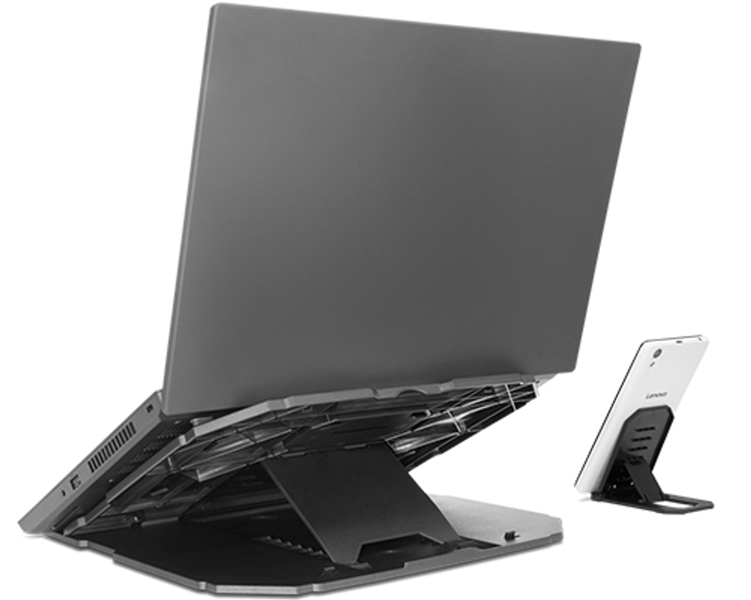 Grauer Laptop auf einem Ständer neben einem weißen Tablet auf einem schwarzen Ständer.