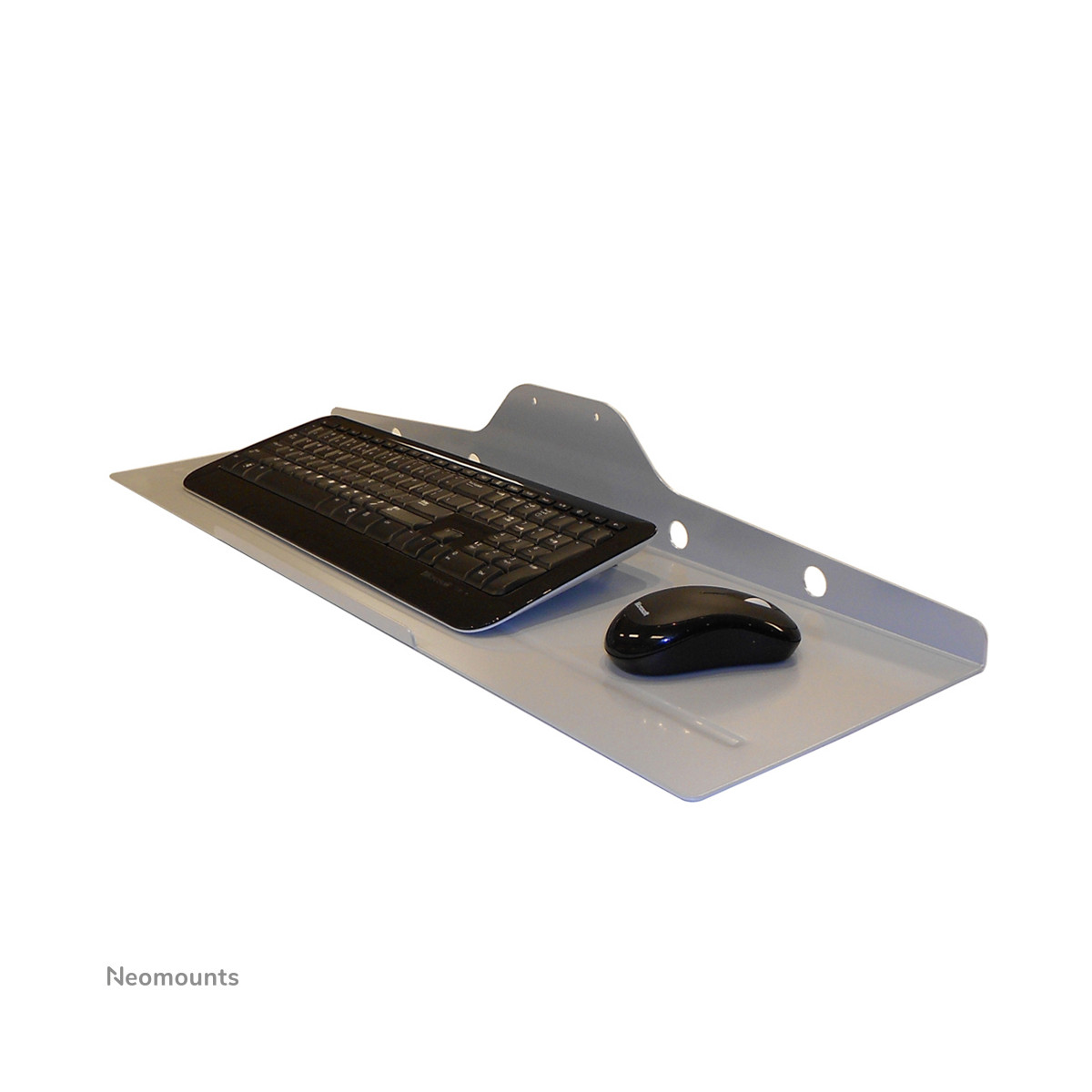 Un clavier et une souris noirs reposent sur un plateau gris clair sur fond blanc.