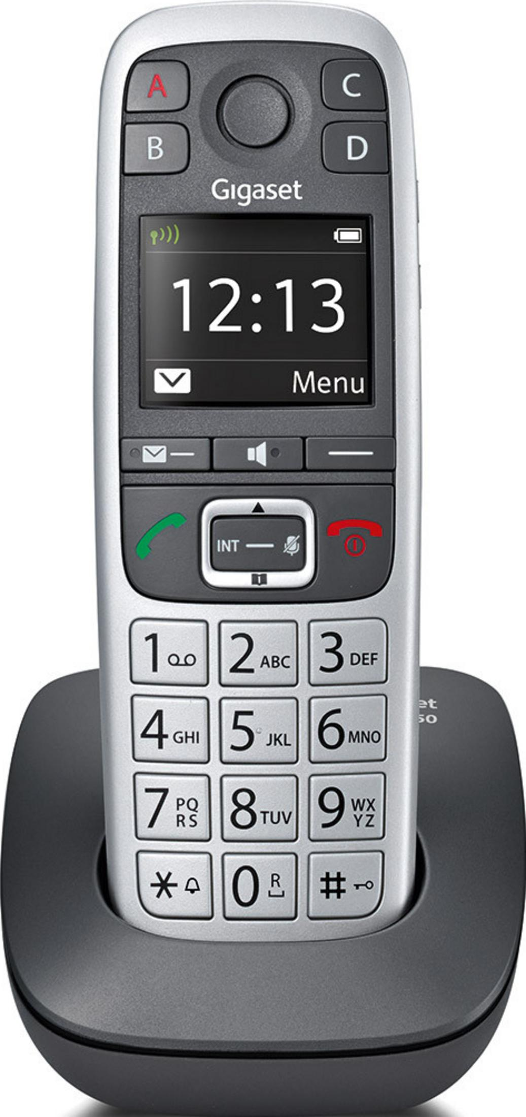 Un telefono cordless Gigaset argentato con tastiera nera poggia su una base di ricarica.