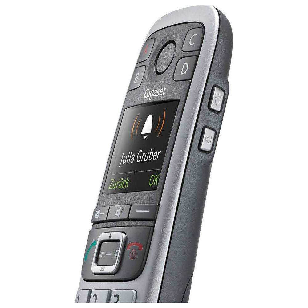 Un telefono Gigaset grigio suona per Julia Gruber. Mostra opzioni come Zurück e OK.