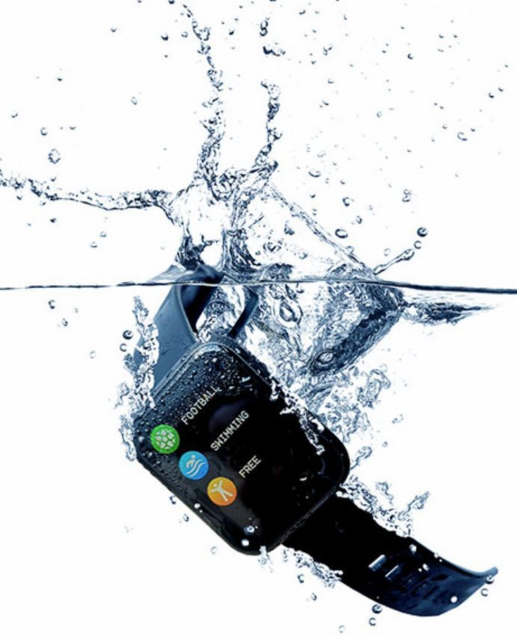 Uno smartwatch nero con modalità sportive viene immerso nell'acqua.