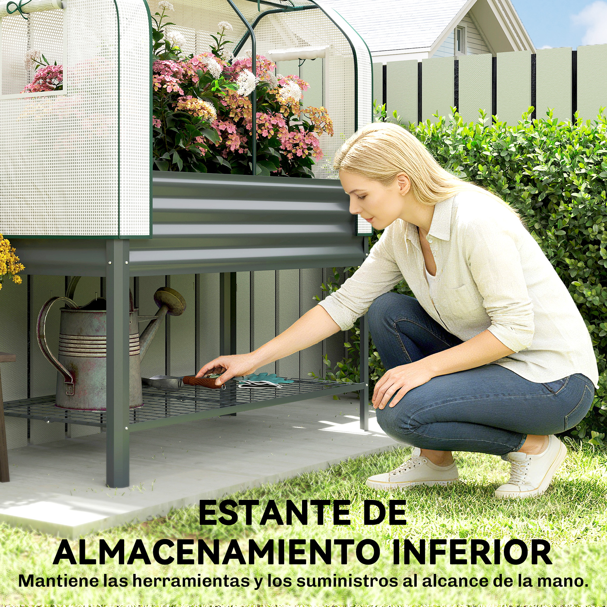 Mujer se arrodilla junto a invernadero, alcanzando herramientas en un estante.