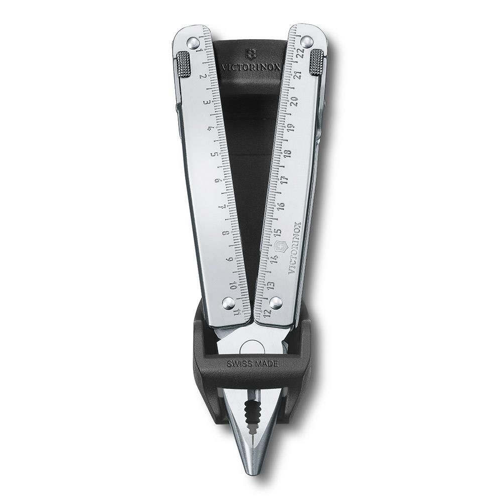 Siyah bir tutucuda pense ve cetvel bulunan gümüş Victorinox çok amaçlı alet.