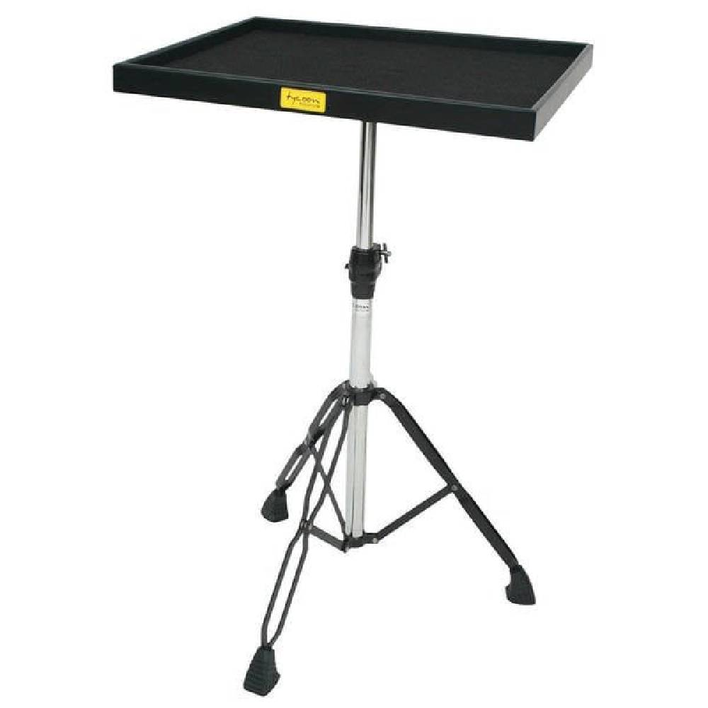 Üç bacaklı, ayarlanabilir bir tripod sehpa üzerinde siyah tepsi.