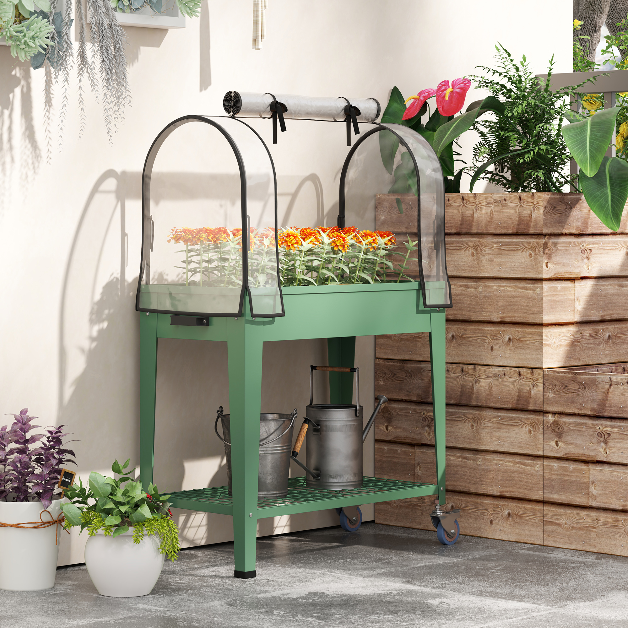 Mesa verde para plantas con flores bajo cubierta, cubo y regadera.