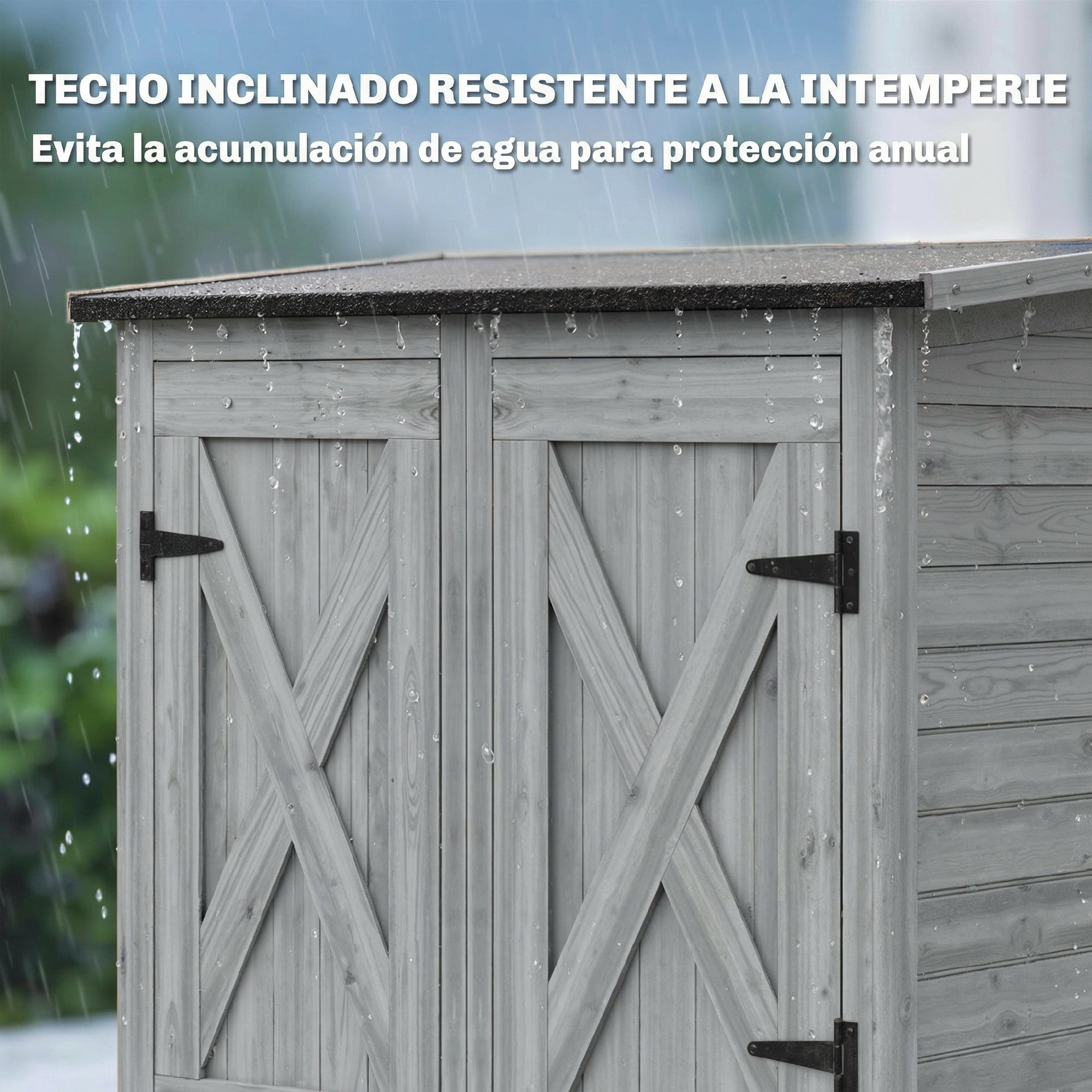  cobertizo de madera gris con puerta doble bajo la lluvia, agua goteando del techo.