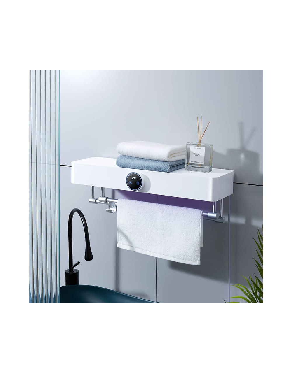 Beyaz bir banyo rafında katlanmış havlular, difüzör ve askıda bir havlu bulunur. Siyah bir musluk görünür.