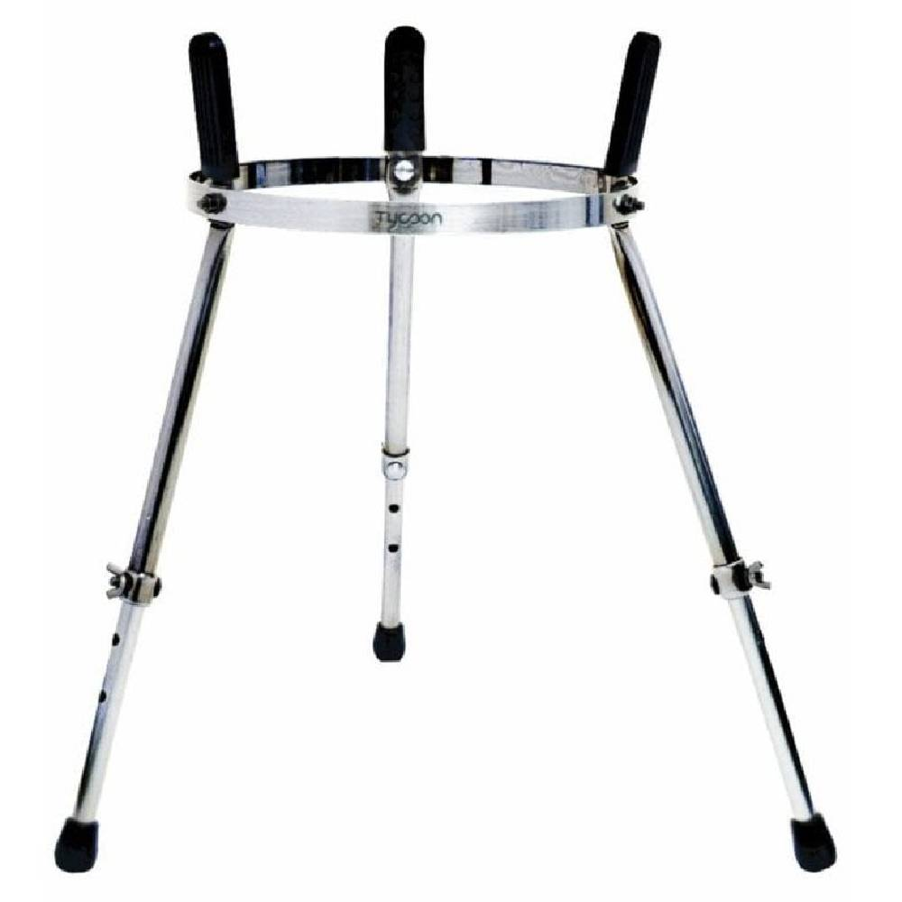 Siyah tutamaklı ve ayaklı üç ayaklı metal stand.