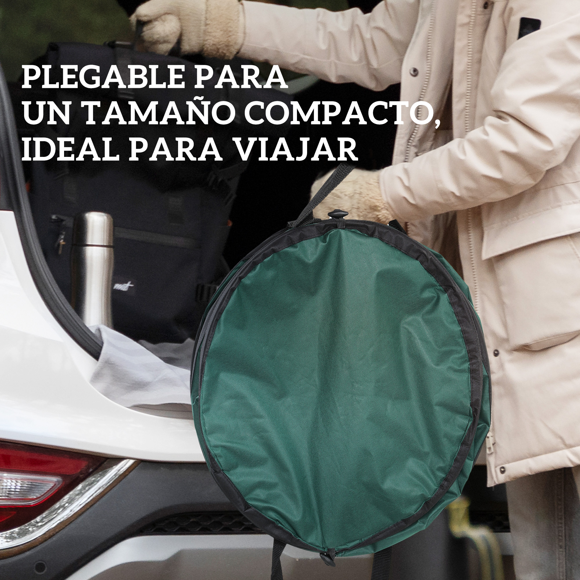 Persona cargando bolsa plegable verde en coche. Termo al fondo.