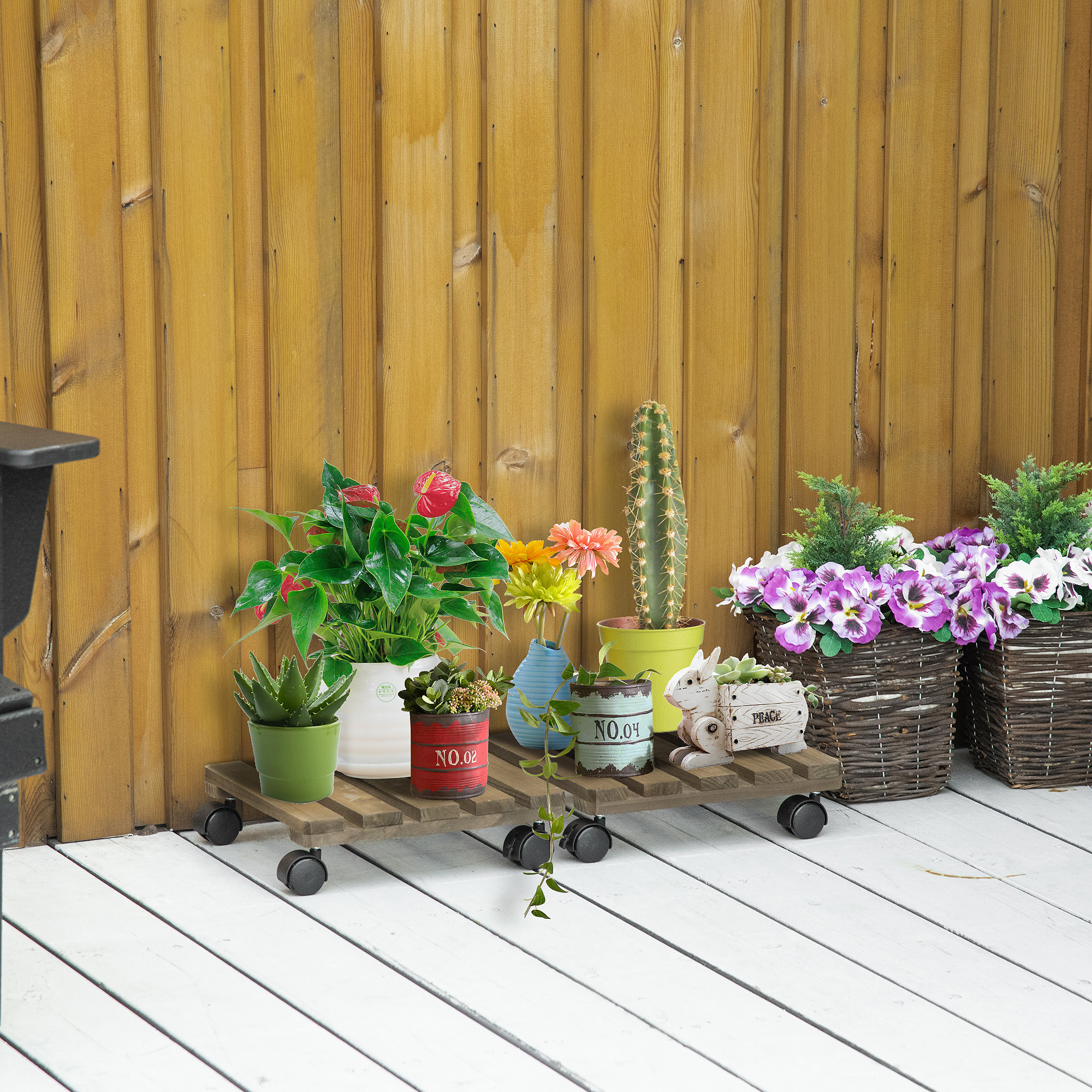 Soporte de madera con varias plantas y flores frente a una pared de madera.