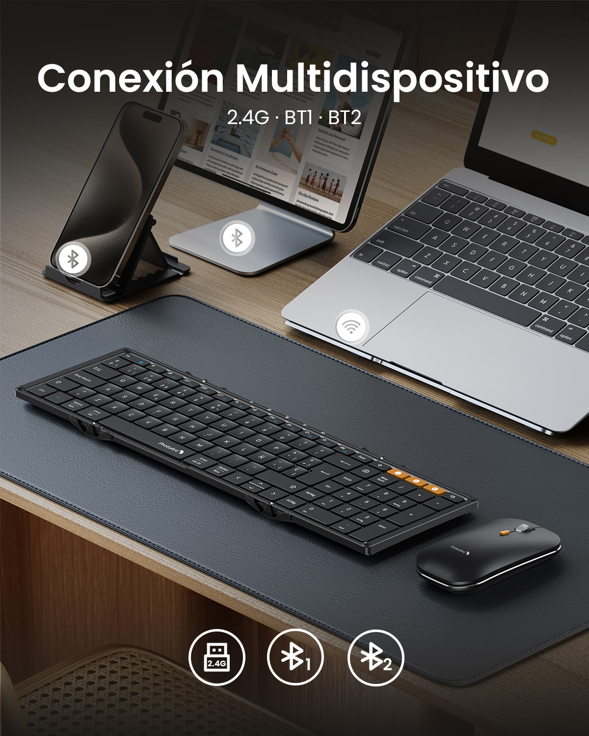 Un teclado plegable negro y un ratón sobre una alfombrilla negra junto a un portátil y teléfono.