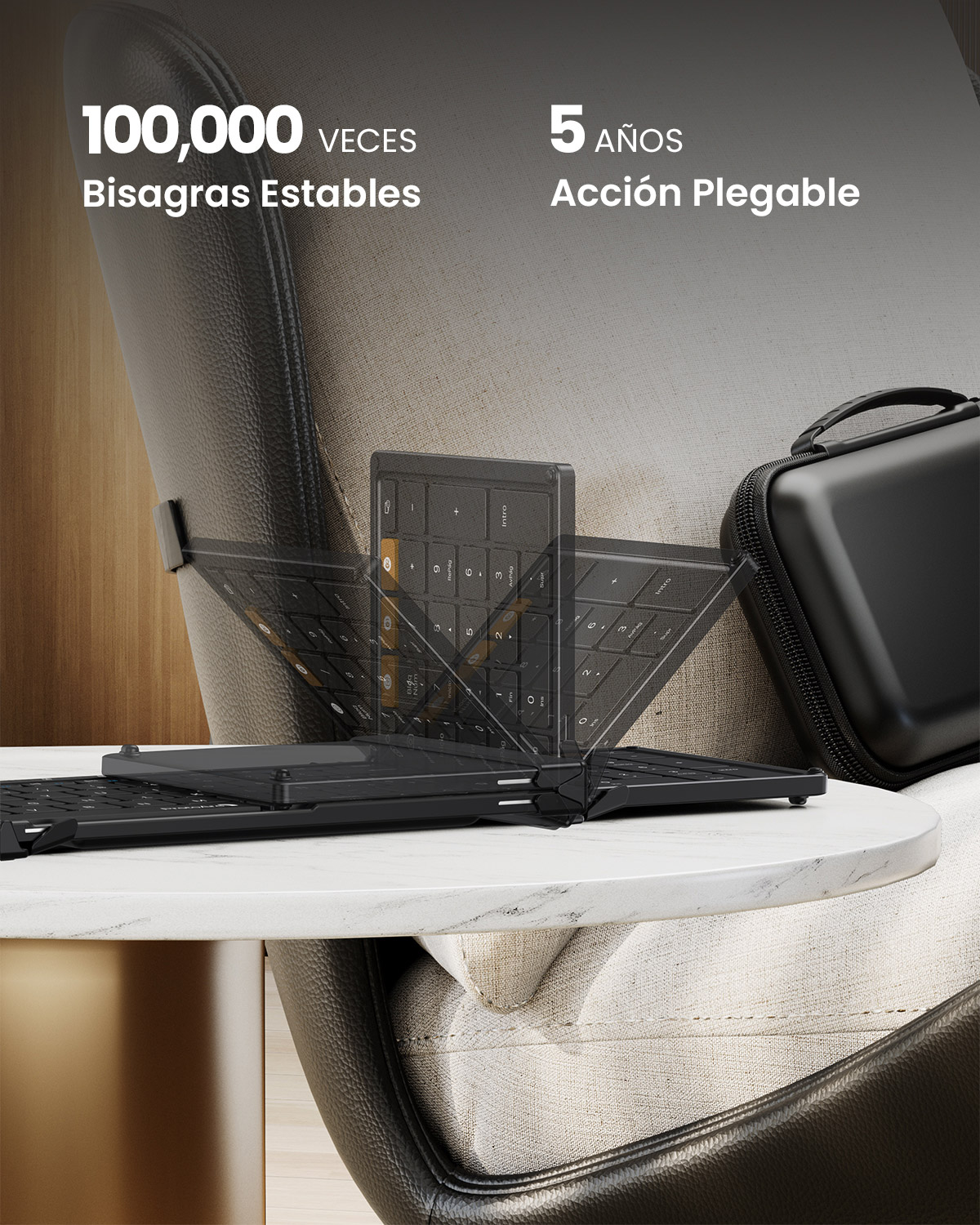 Un teclado plegable negro está abierto sobre una mesa de mármol, junto a una funda negra.