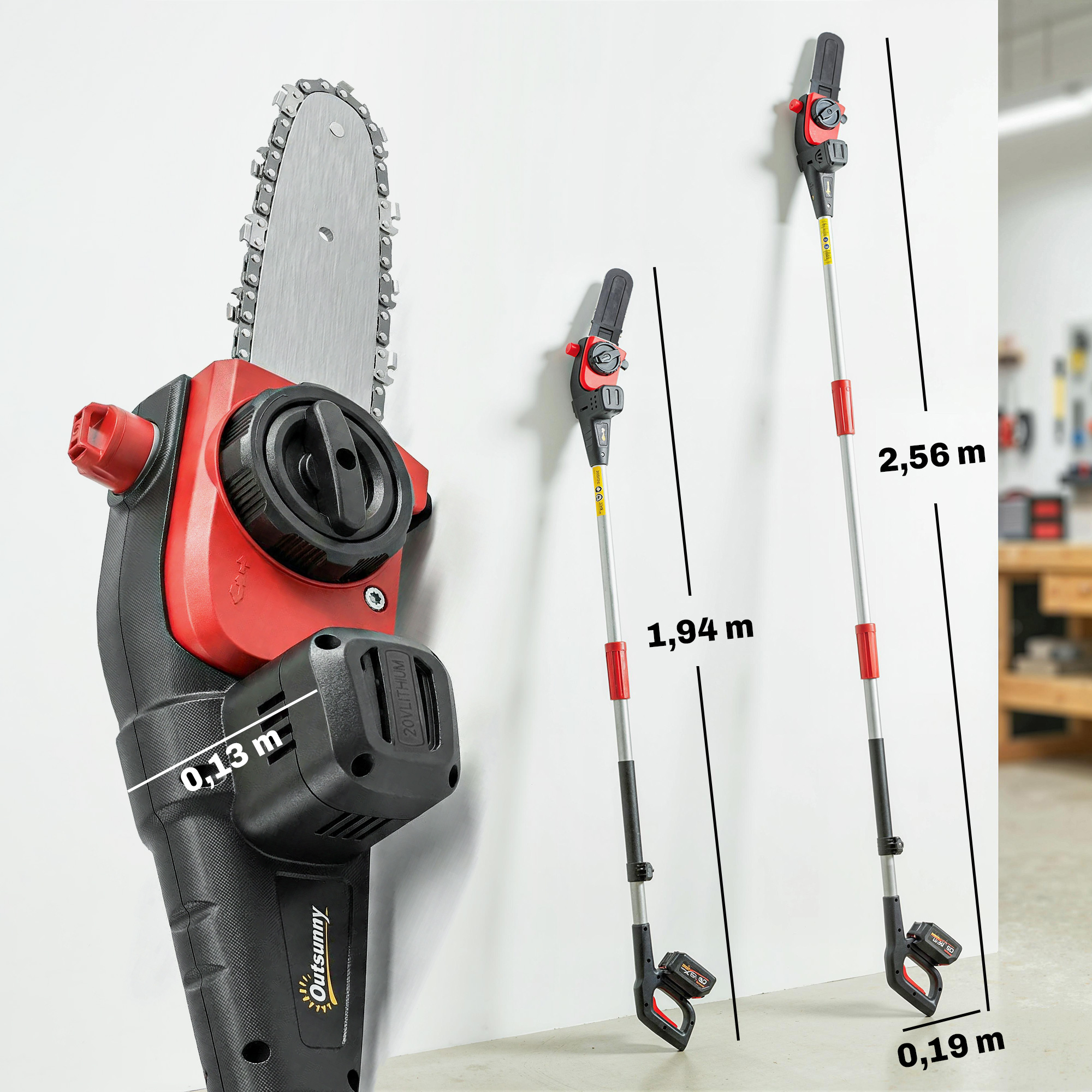 Un accesorio de motosierra y dos sierras telescópicas con accesorios de motosierra en una pared.