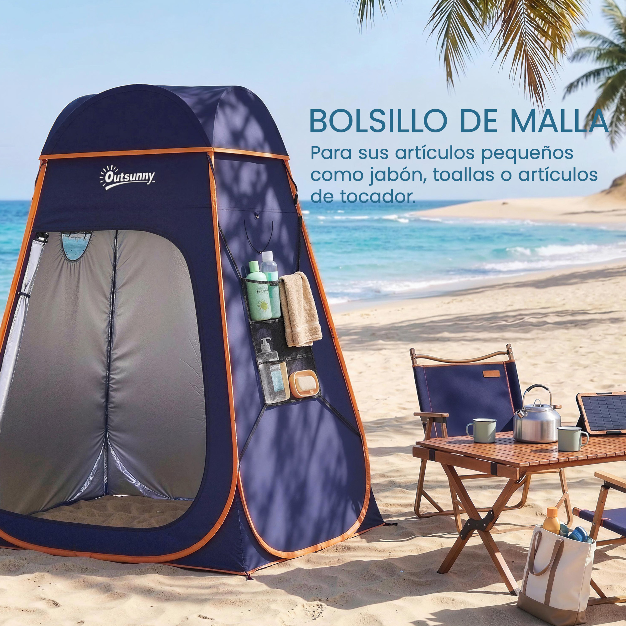 Una carpa azul oscuro con ribetes naranjas se alza en una playa con mesa y sillas.