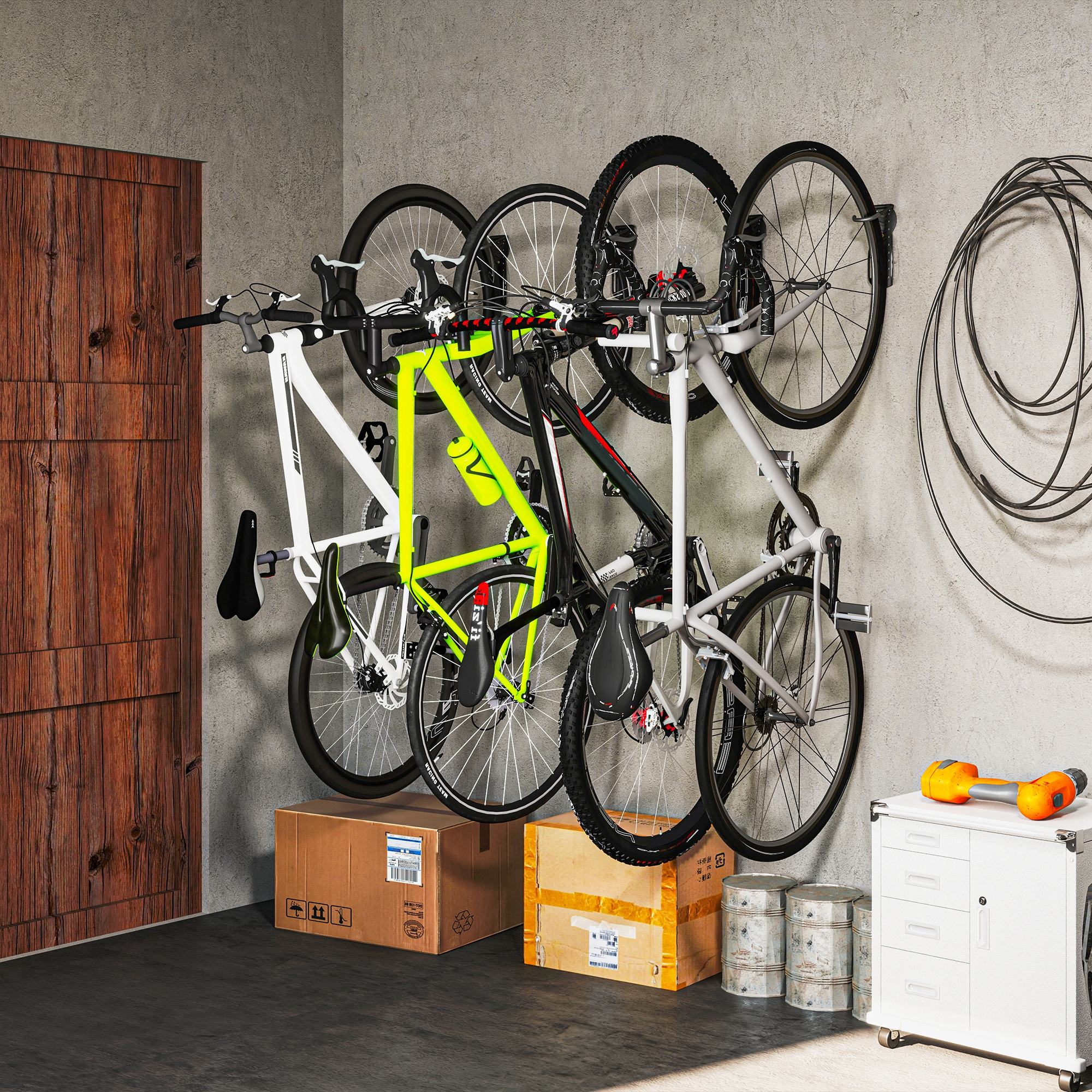 Tres bicicletas en la pared, con cajas, barriles y armario de herramientas cerca.