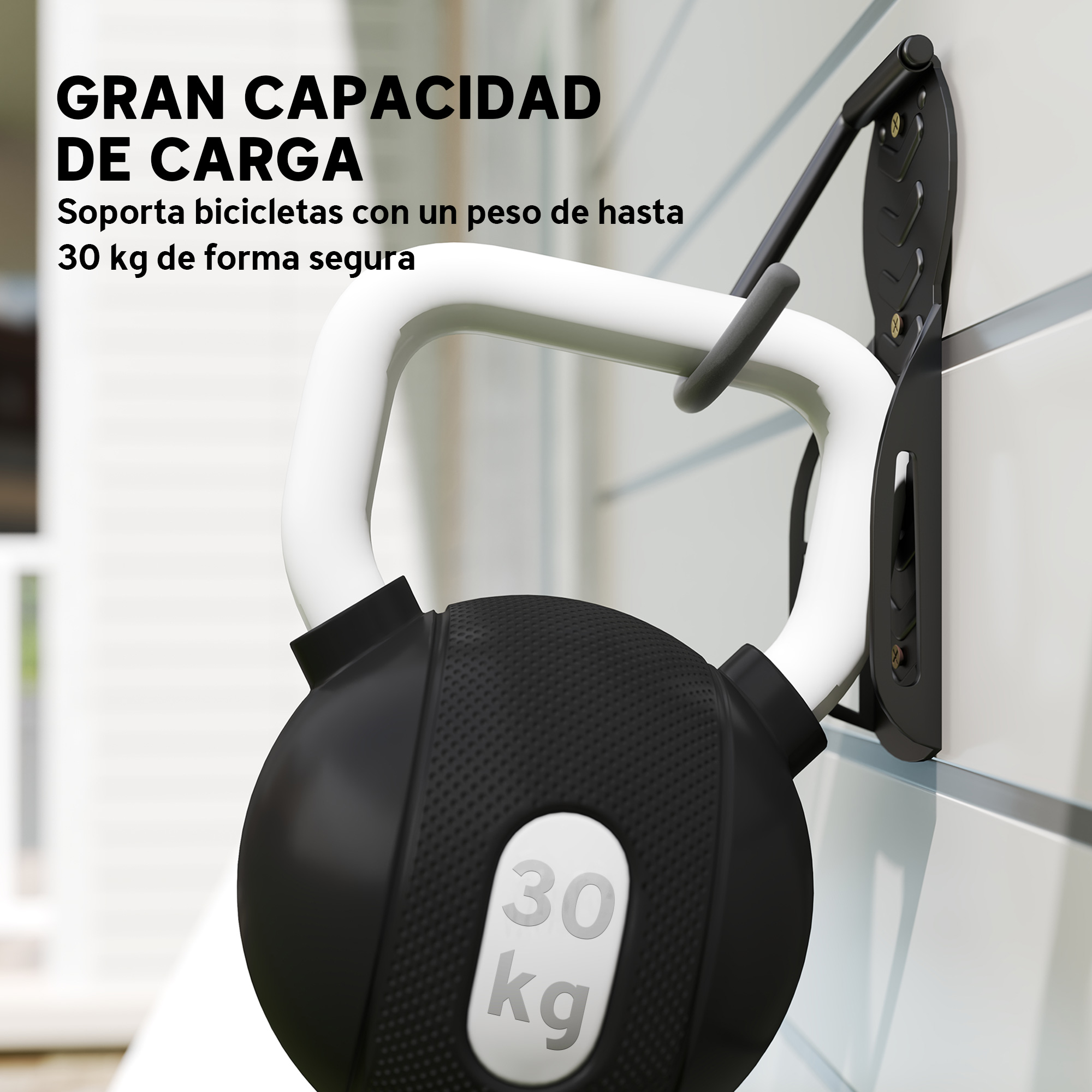 Una pesa rusa negra con asa blanca cuelga de un soporte de pared.