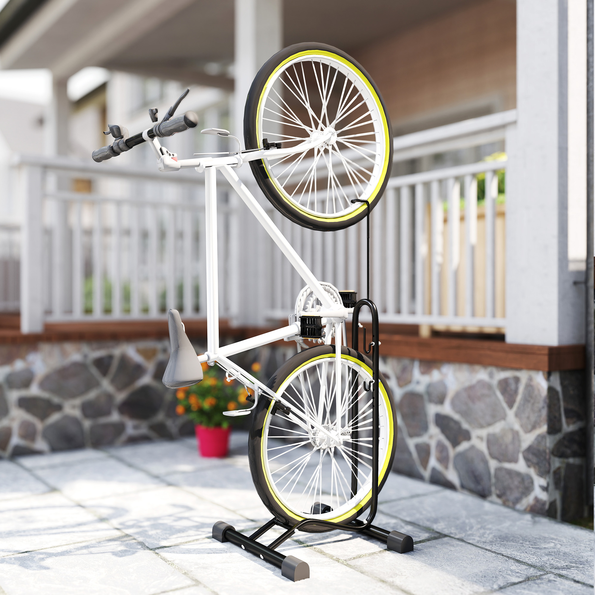 Una bicicleta blanca está en un soporte al aire libre. Tiene detalles amarillos en las ruedas.