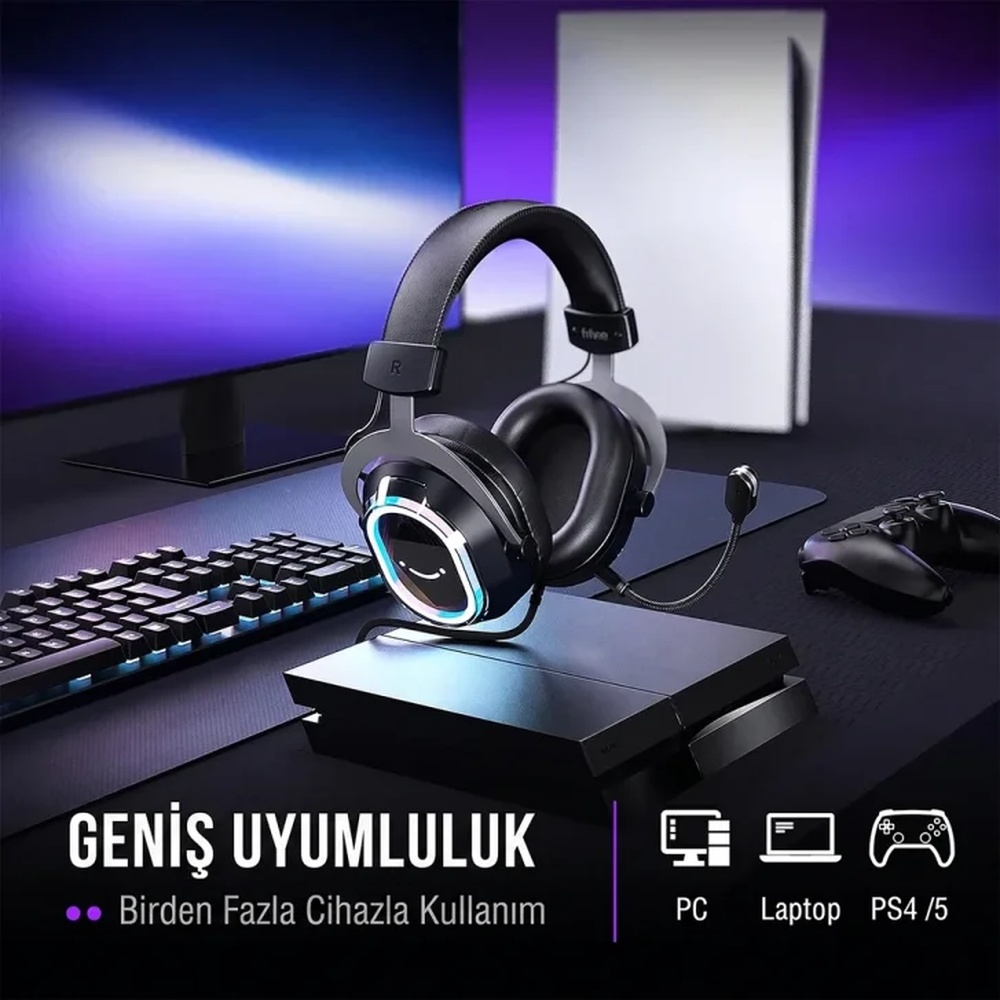 Casque de jeu sur une console avec clavier et manette à proximité.