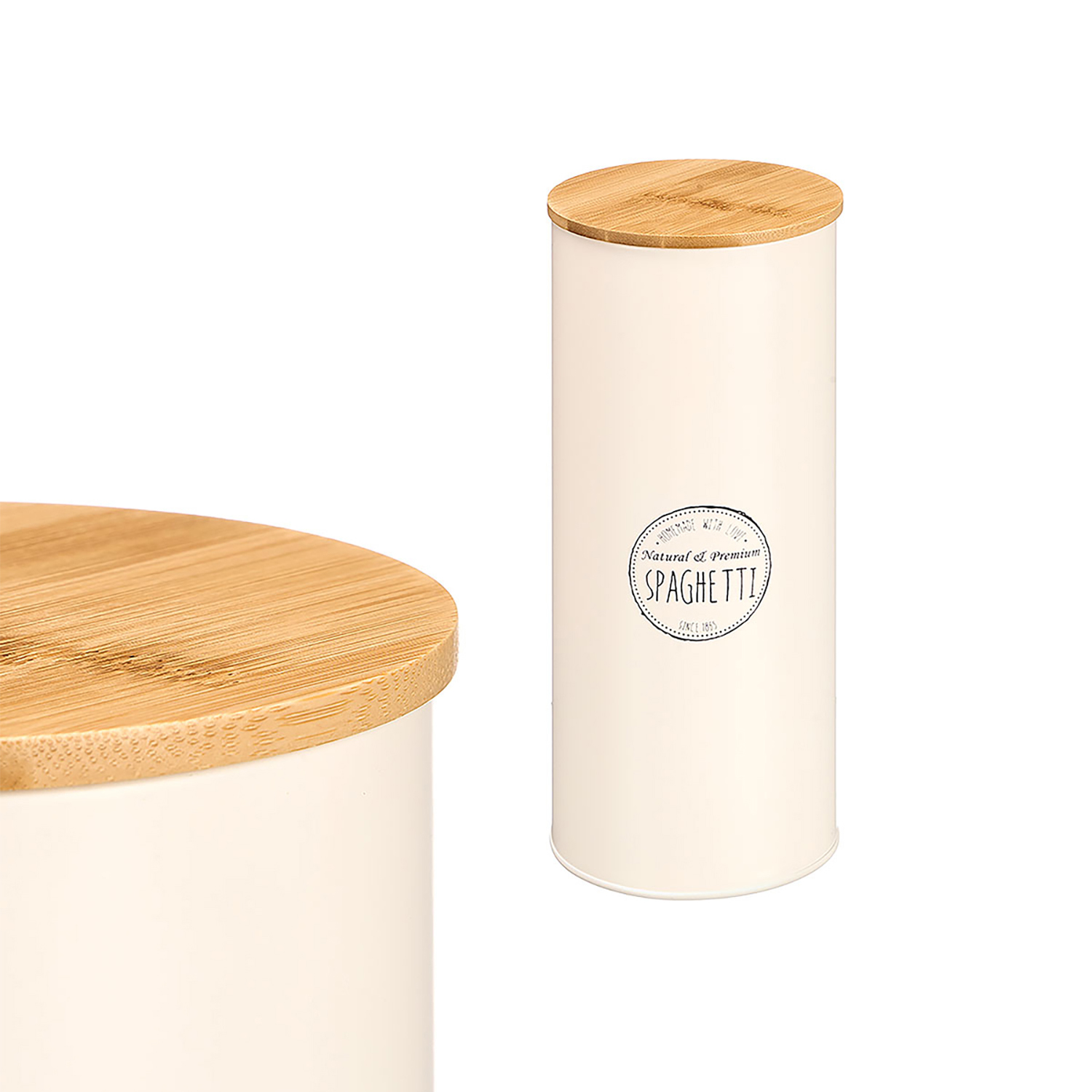 Un barattolo per spaghetti color crema con coperchio in legno ed etichetta.