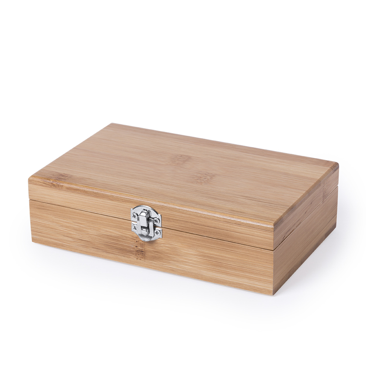 Una scatola di legno con chiusura argentata su sfondo bianco.
