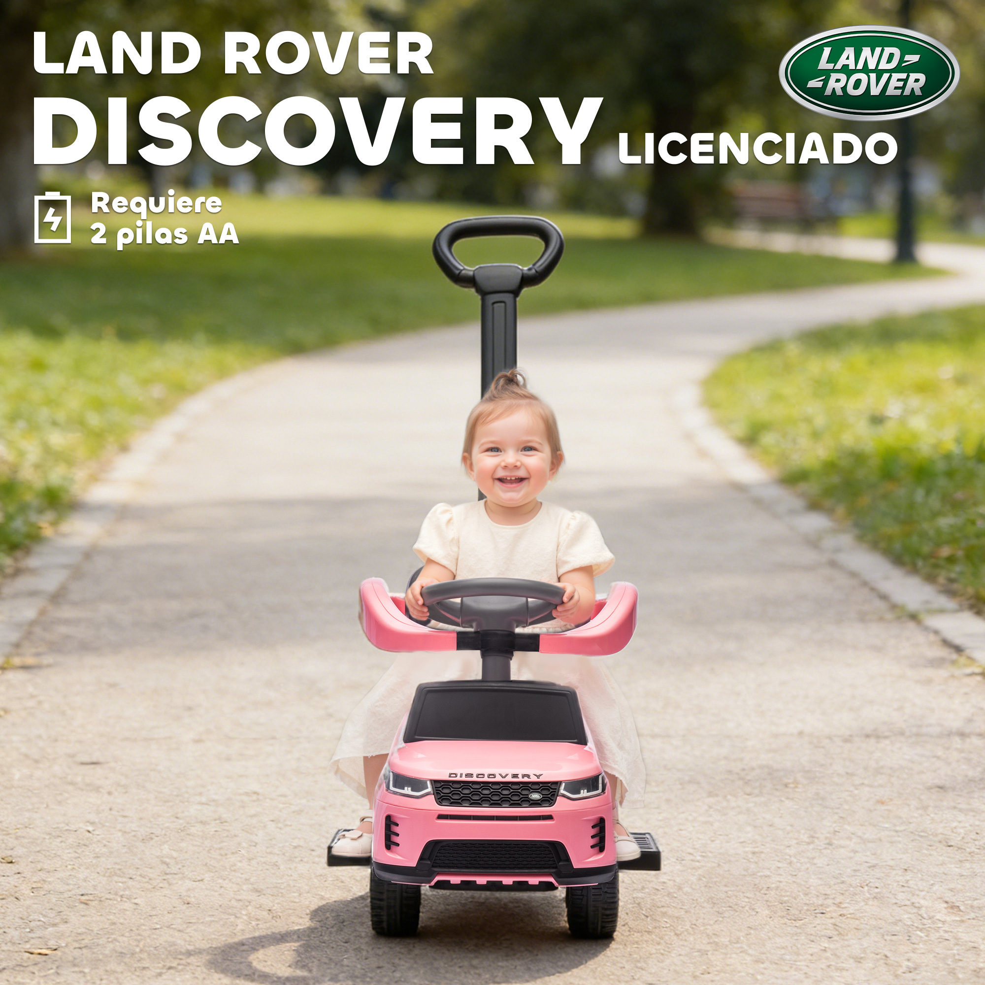 Una niña sonriente se sienta en un coche de juguete rosa en un camino del parque.