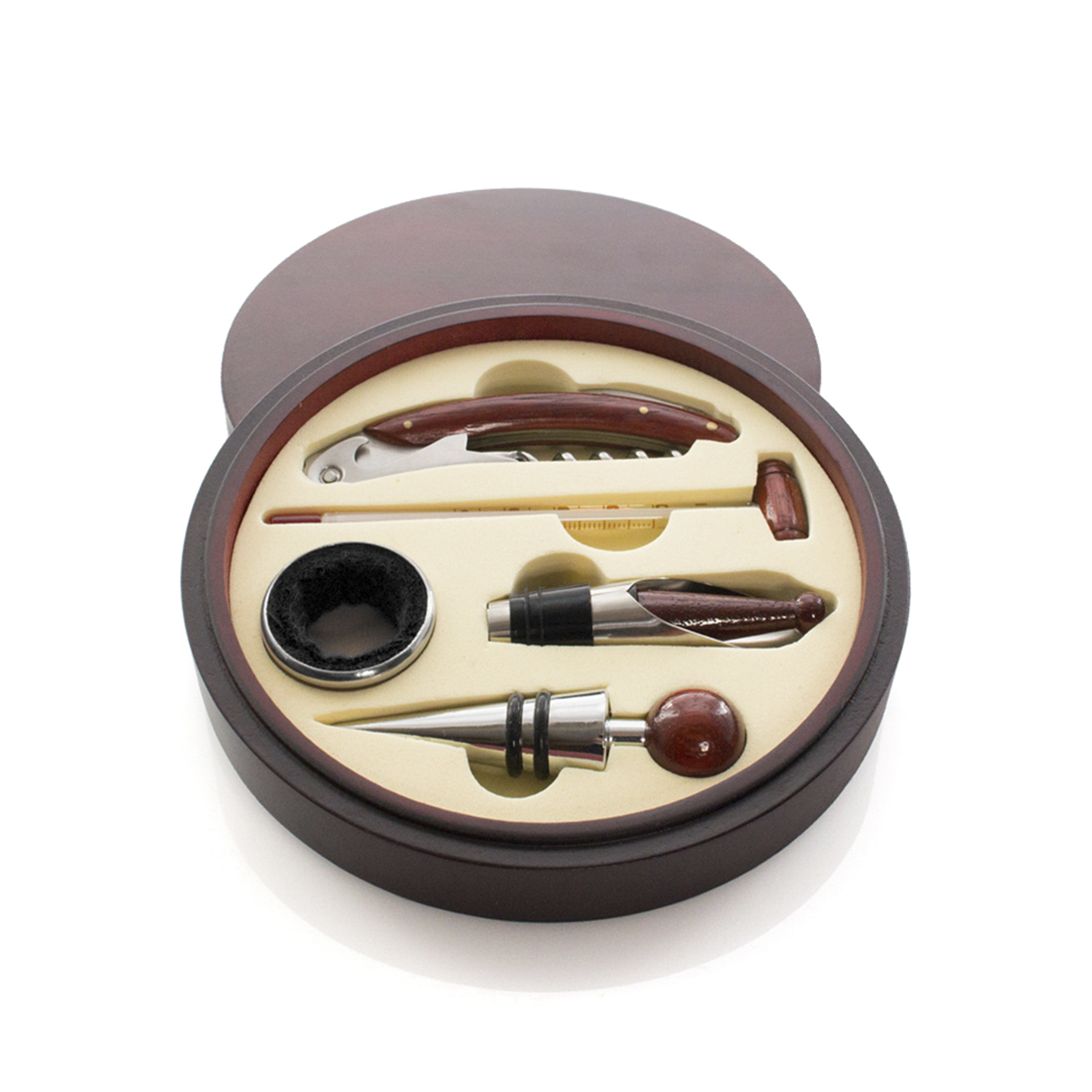 Un set di cavatappi in una scatola rotonda di legno con strumenti come cavatappi e versatore.