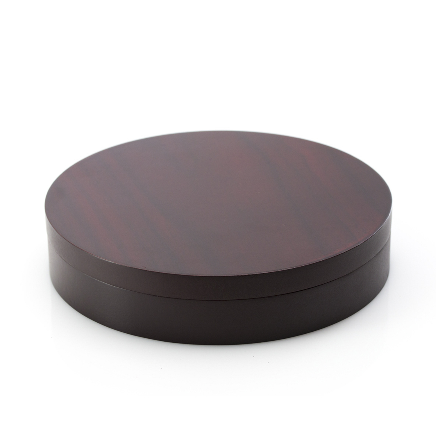 Una scatola rotonda in legno marrone scuro con coperchio, su sfondo bianco.