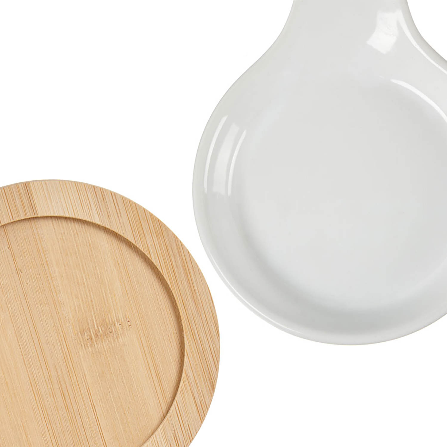 Un poggia cucchiaio in ceramica bianca e un sottobicchiere in bambù.