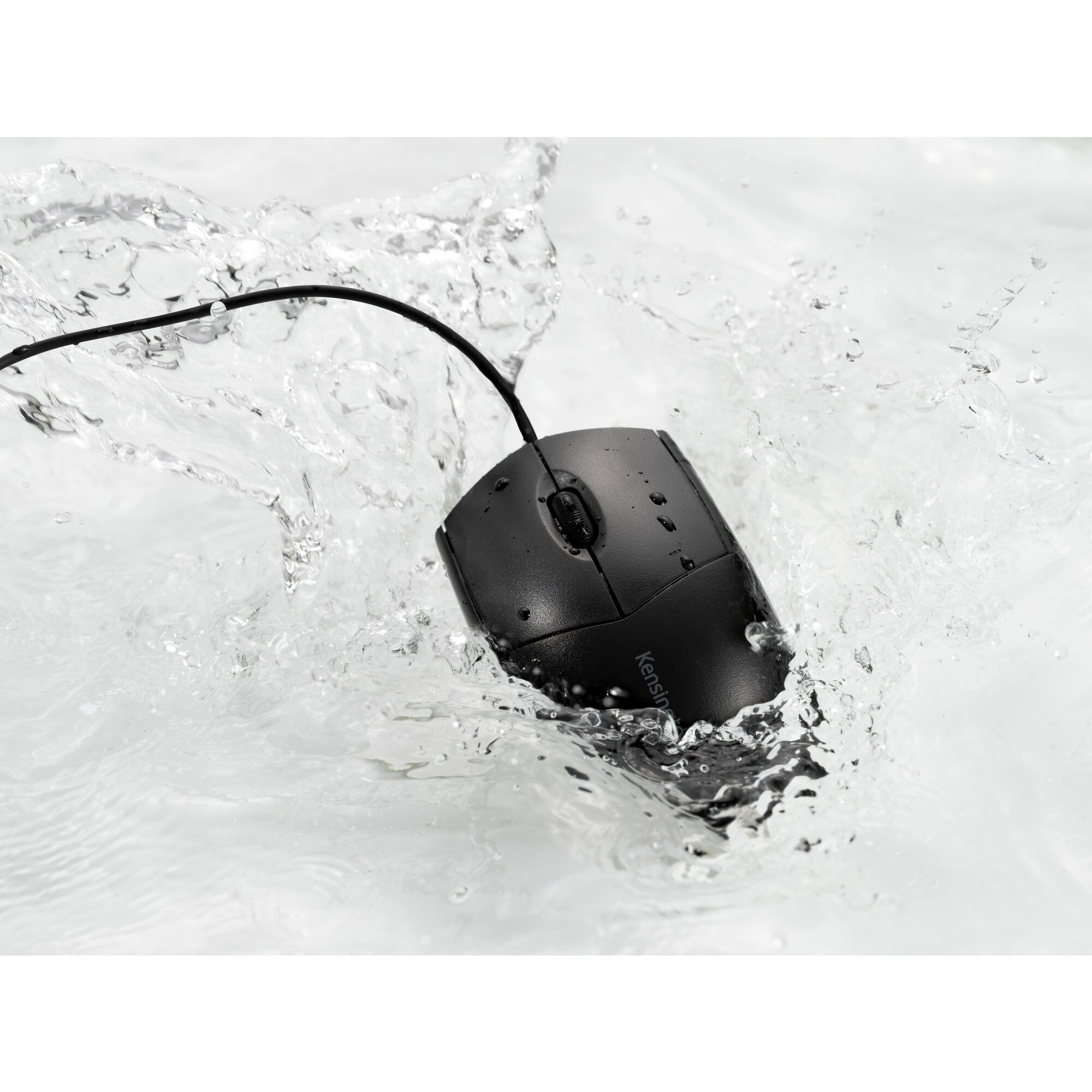 Zwarte computermuis met kabel in spattend water.