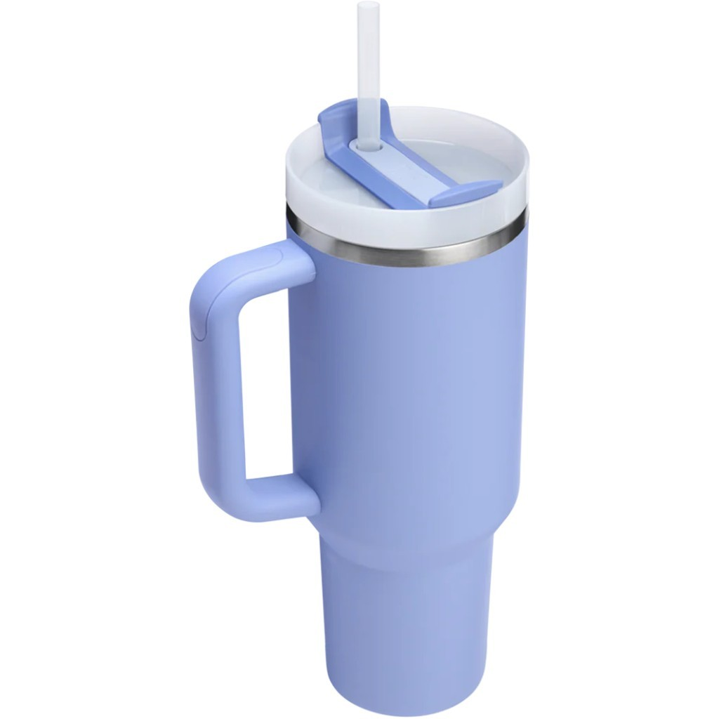 Lavanta rengi, saplı ve pipetli bardak beyaz arka planda.