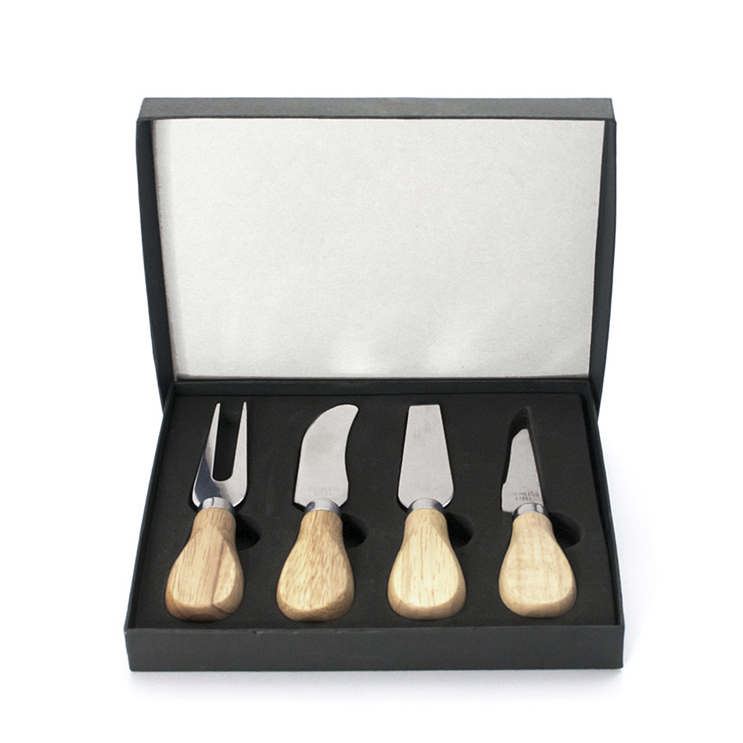 Un set di quattro coltelli da formaggio con manici in legno in una scatola regalo nera.