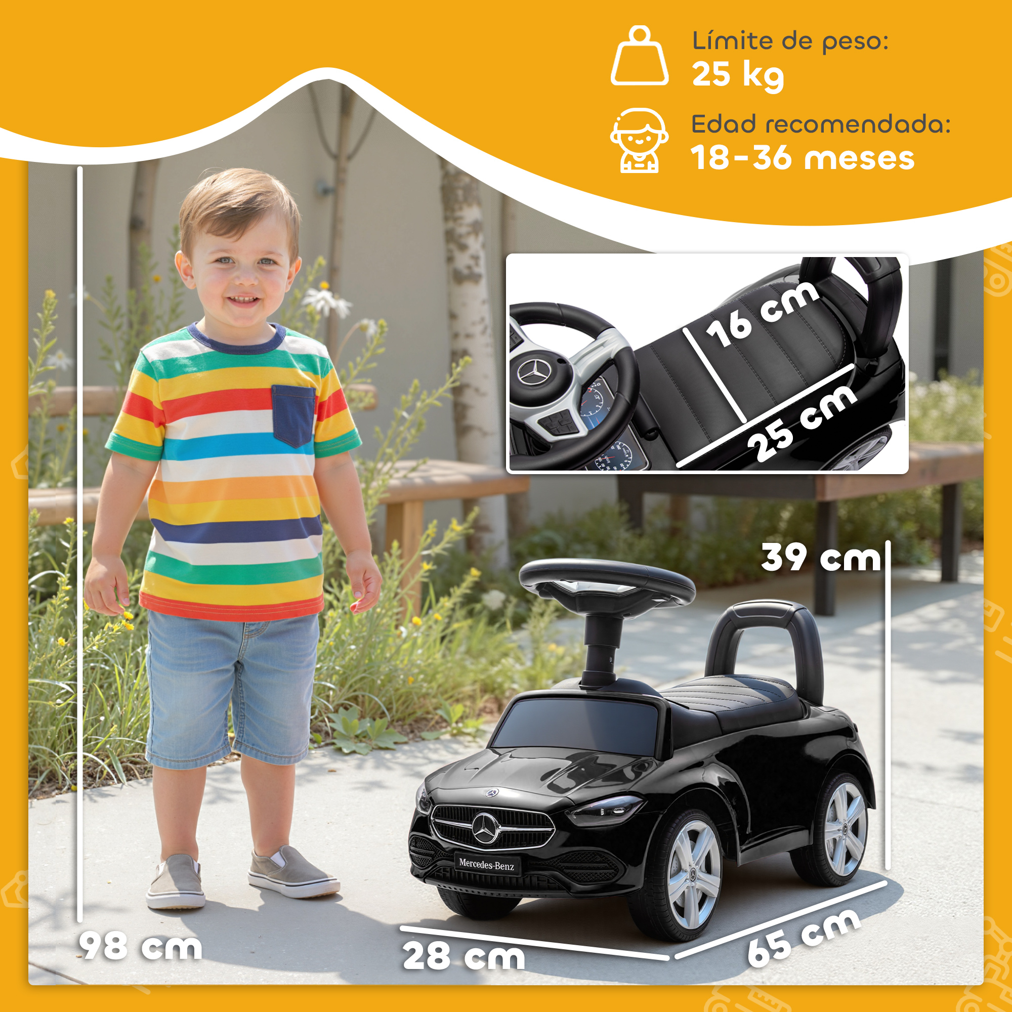 Un niño pequeño está junto a un coche Mercedes-Benz negro de juguete.