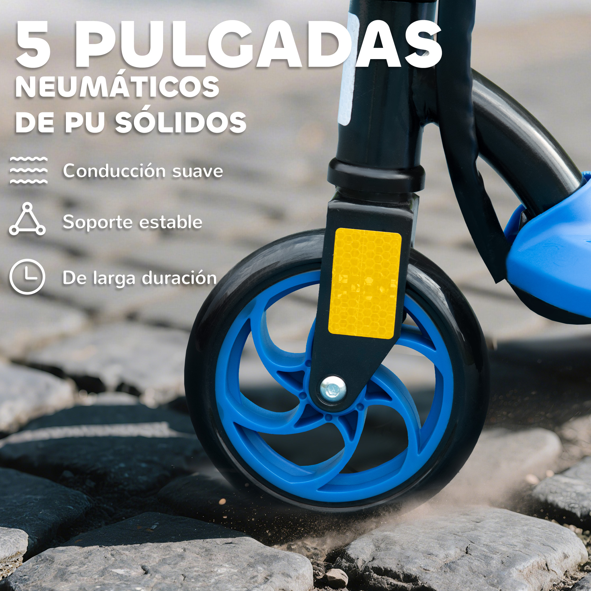 Primer plano de un patinete con ruedas de PU de 5 pulgadas sobre adoquines.