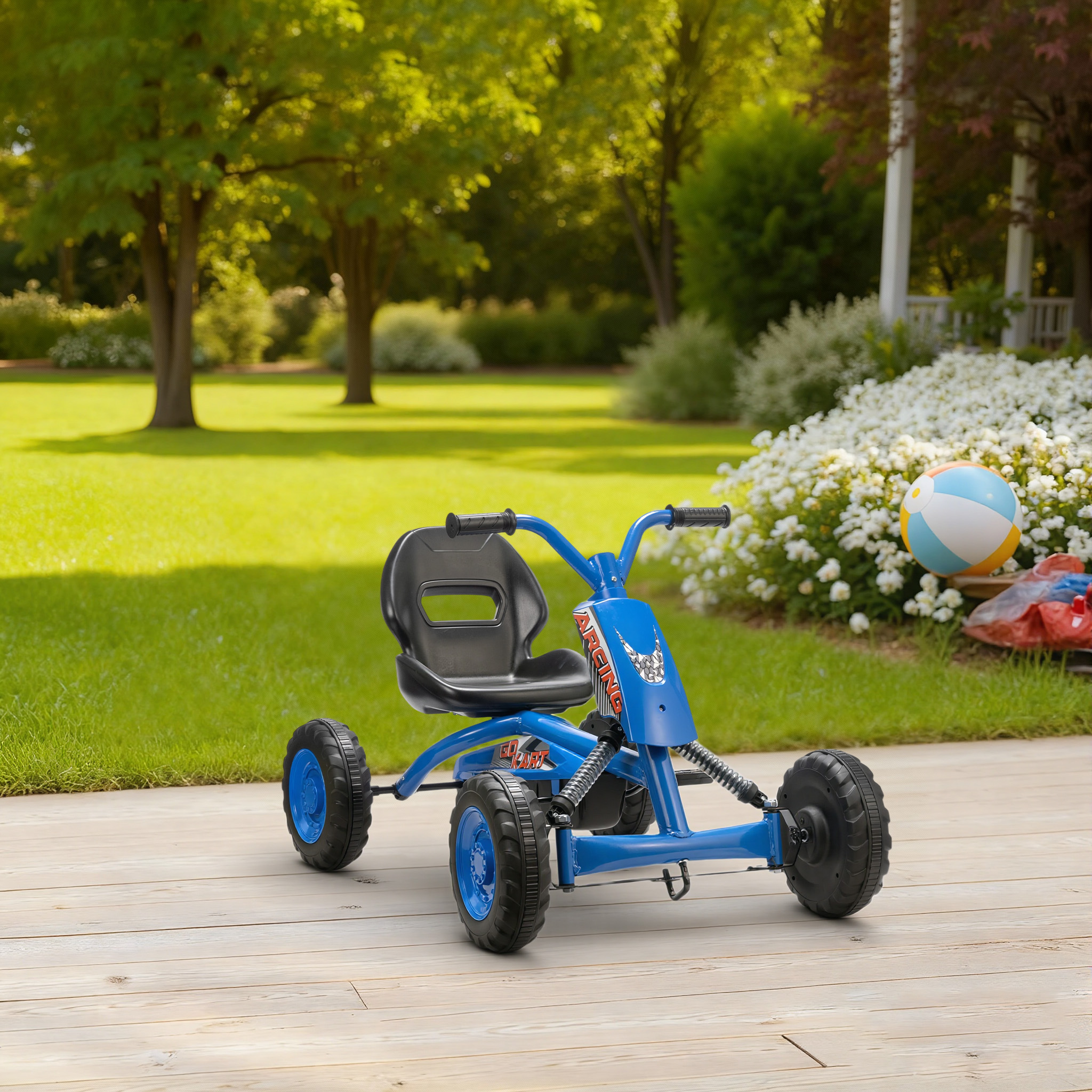 Un go-kart azul con asiento negro está sobre una cubierta de madera, con césped y árboles de fondo.