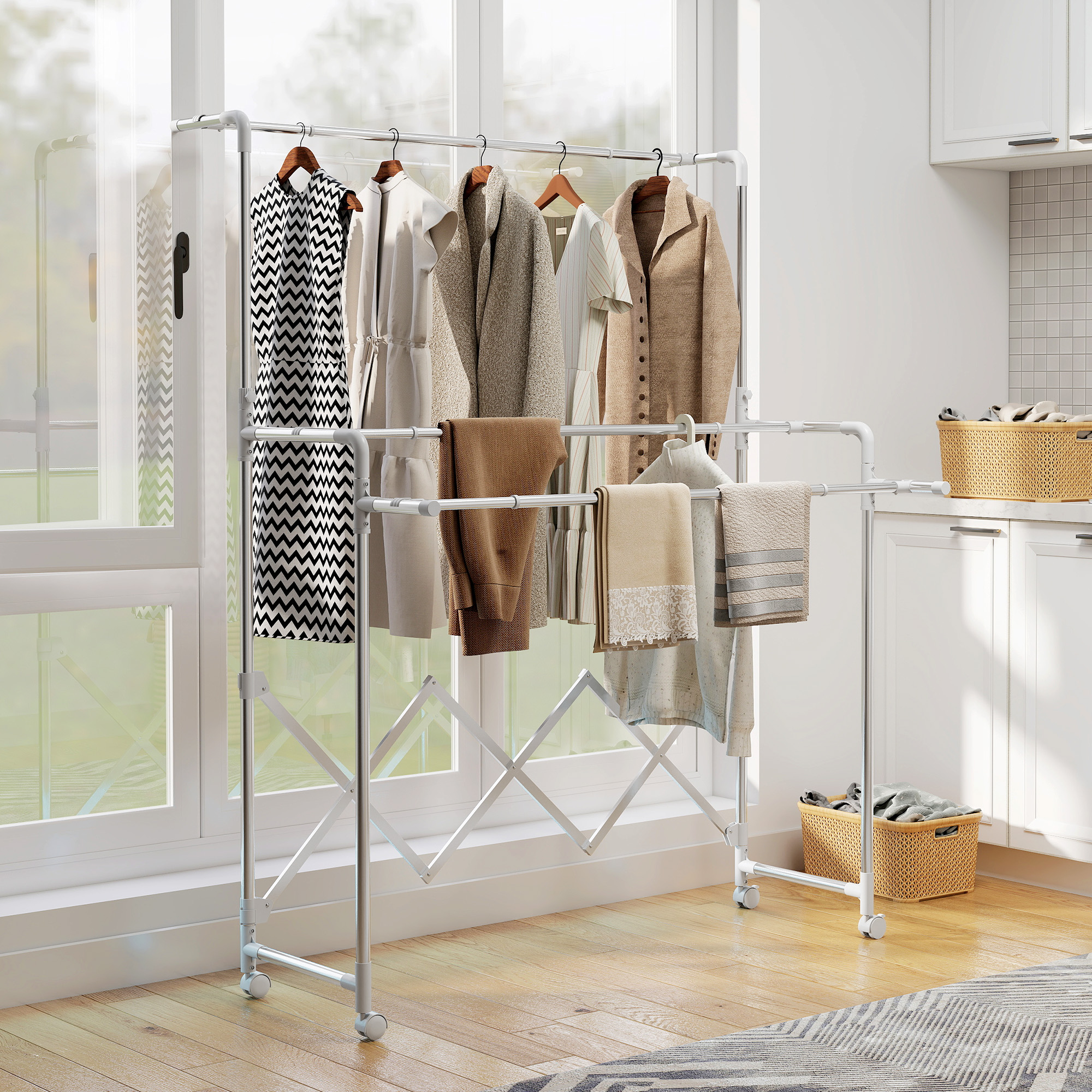 Un tendedero plegable con ropa y toallas en una habitación luminosa.