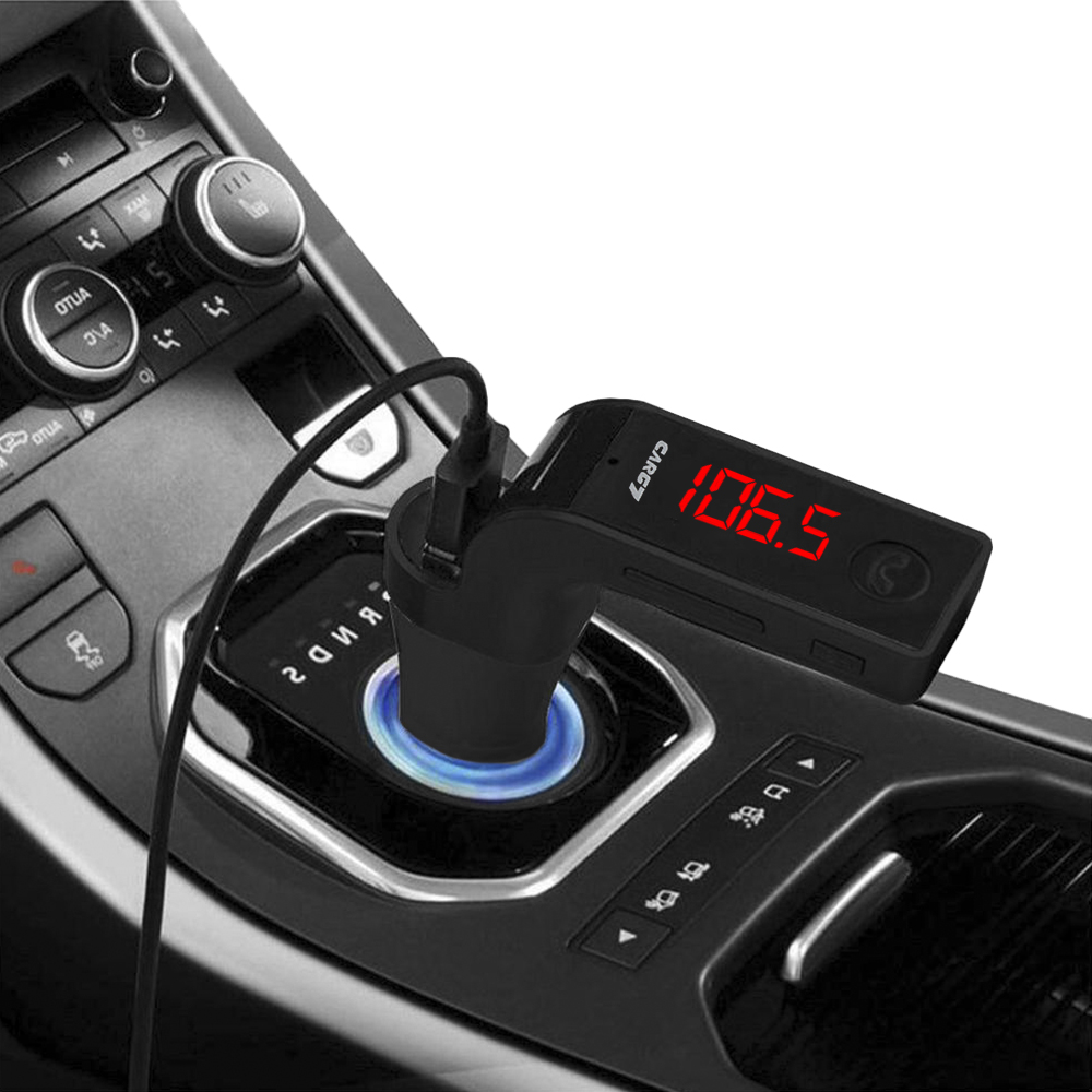 Adaptador de coche negro con pantalla LED roja 106.5, enchufado en la consola.