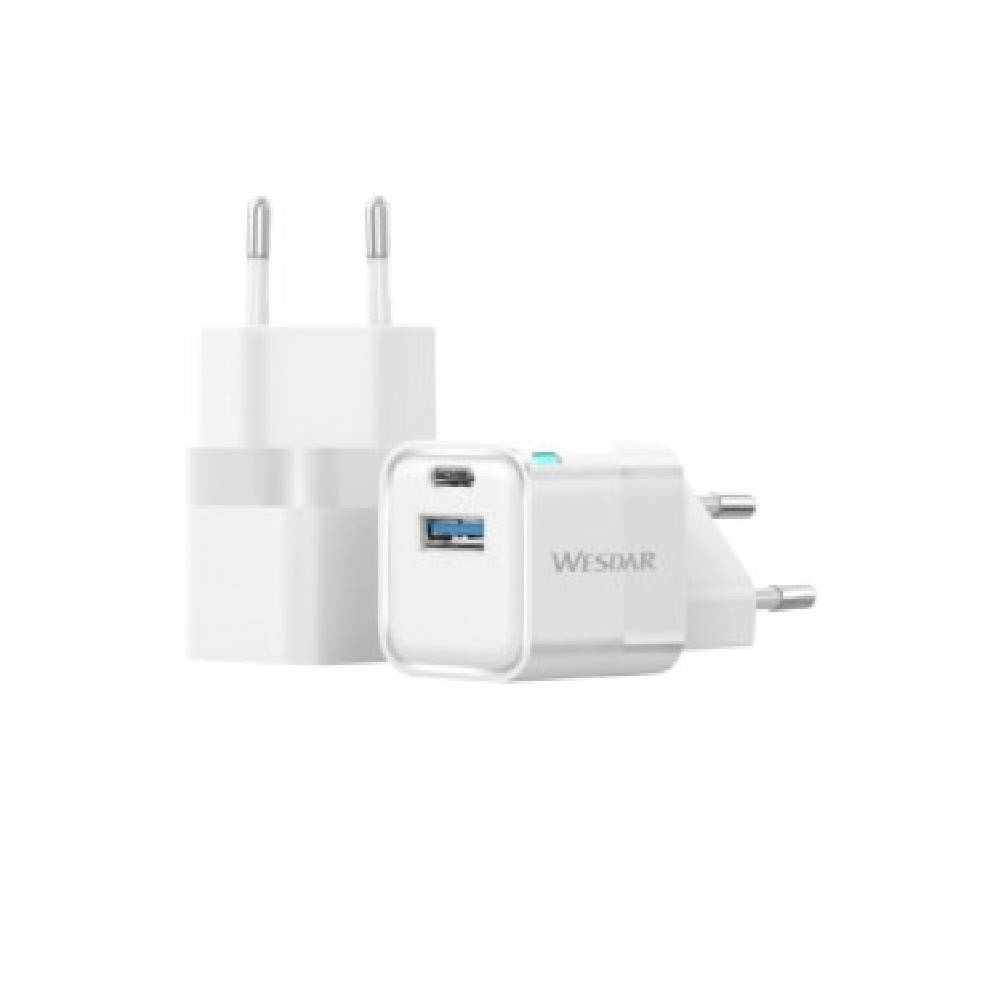 Arkada USB ve USB-C portlu bir adet olmak üzere iki beyaz WESDAR şarj cihazı, beyaz zeminde.