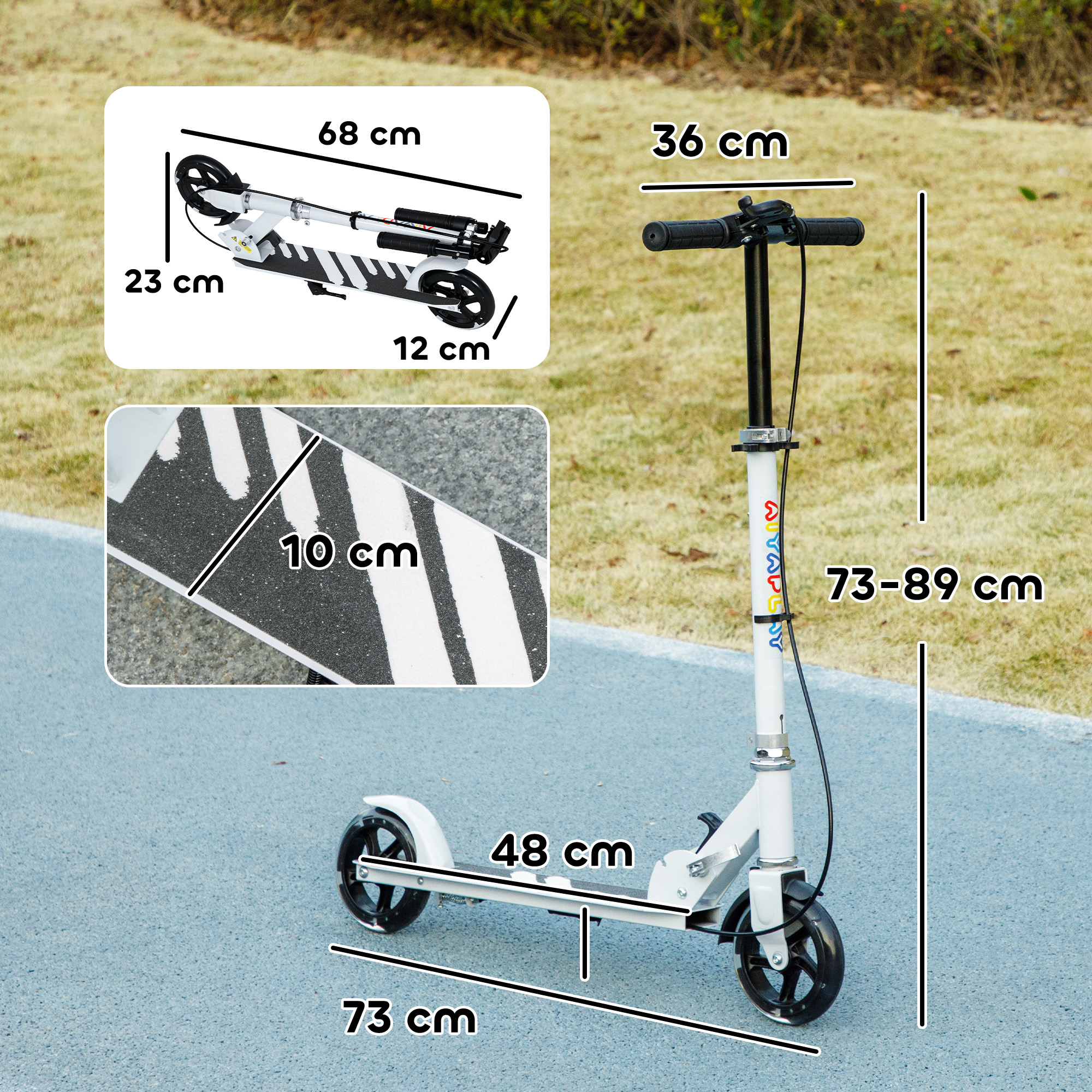 Un patinete blanco con dimensiones sobre un camino pavimentado, rodeado de hierba.