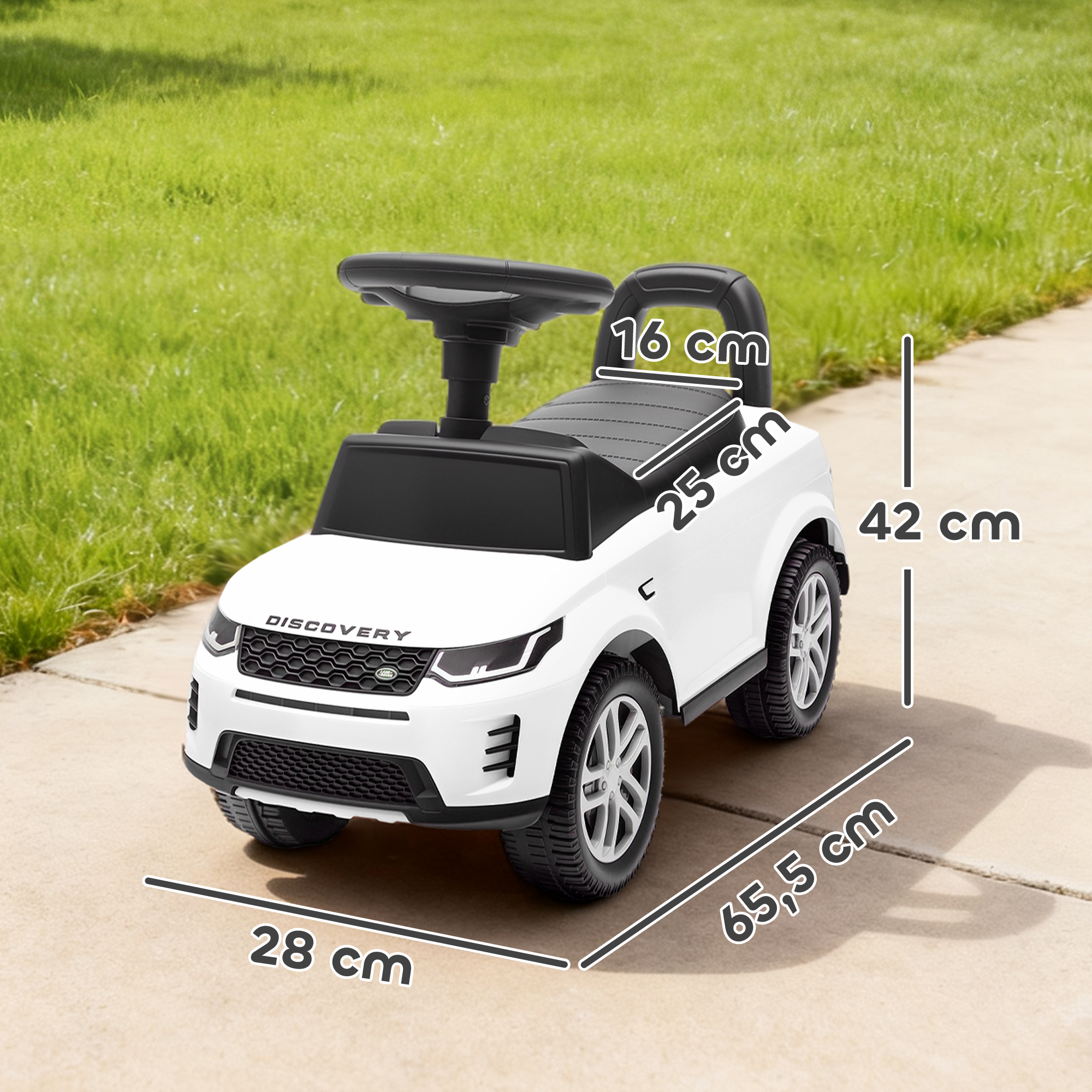 Un coche de juguete blanco, estilo Land Rover Discovery, está en un camino pavimentado.