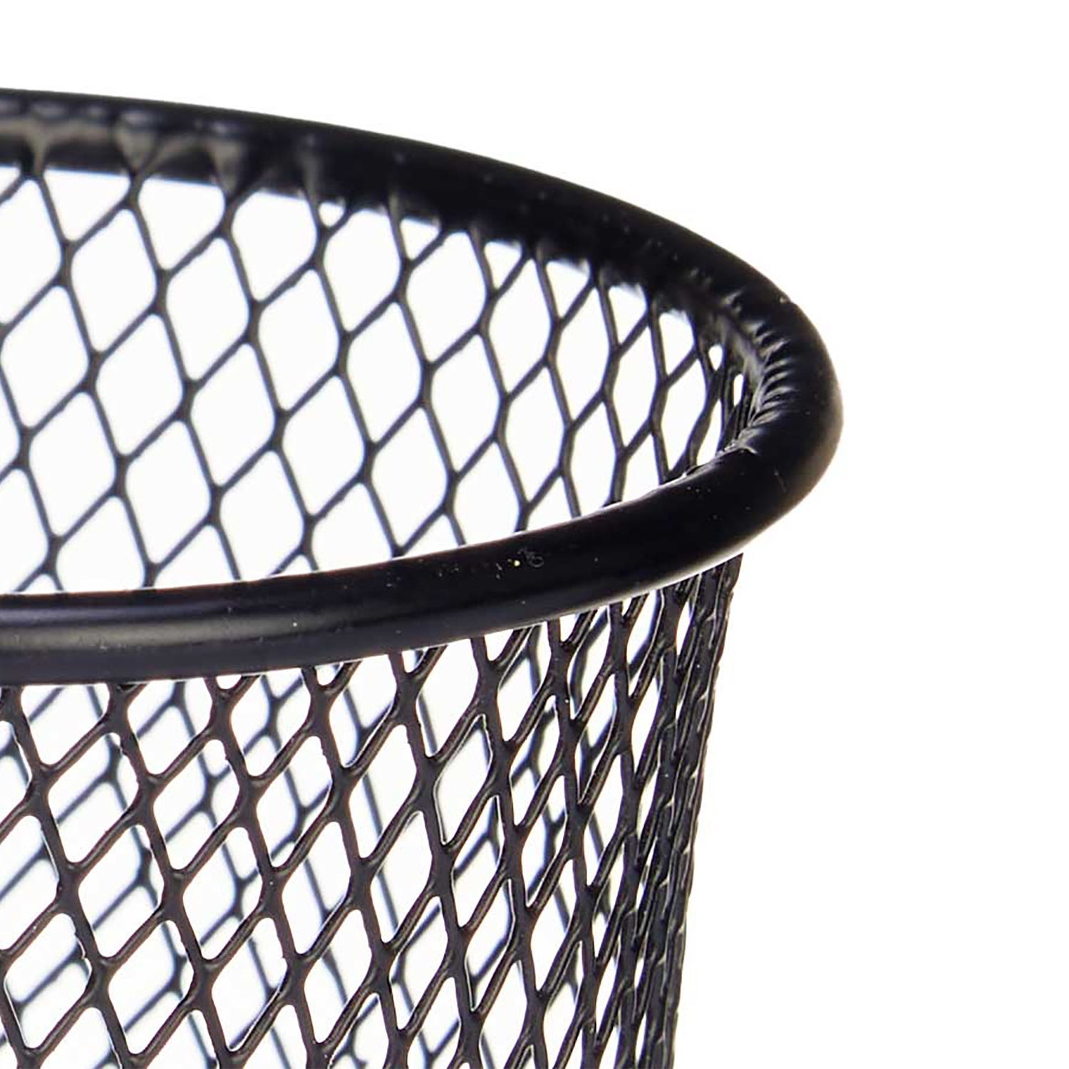 Un cestino in metallo nero a rete, visto da vicino su sfondo bianco.