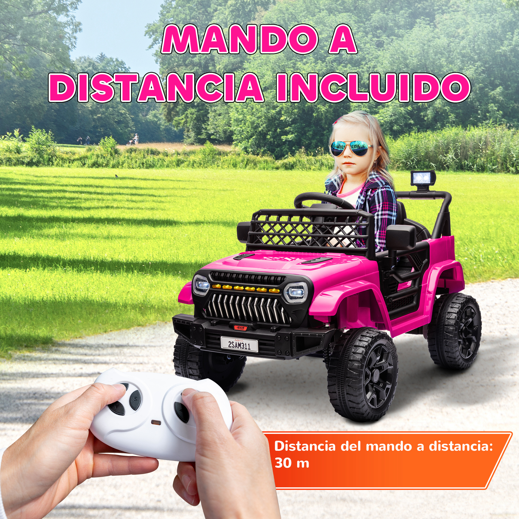 Una niña conduce un coche rosa teledirigido al aire libre. Una mano sujeta el mando.