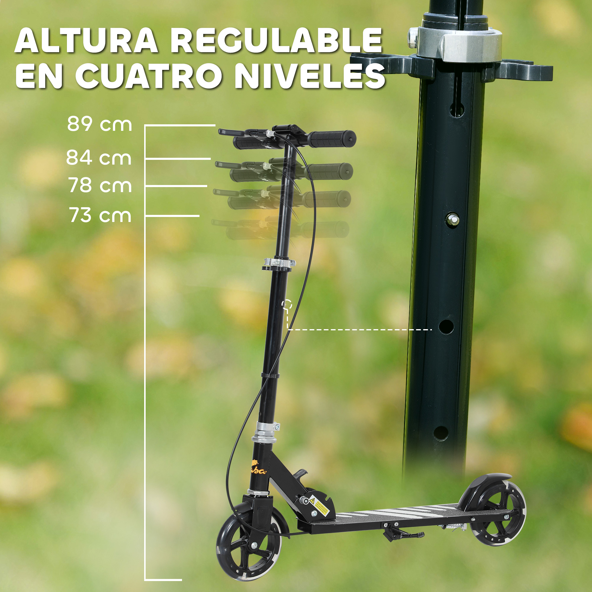 Un patinete negro de altura regulable, sobre césped.