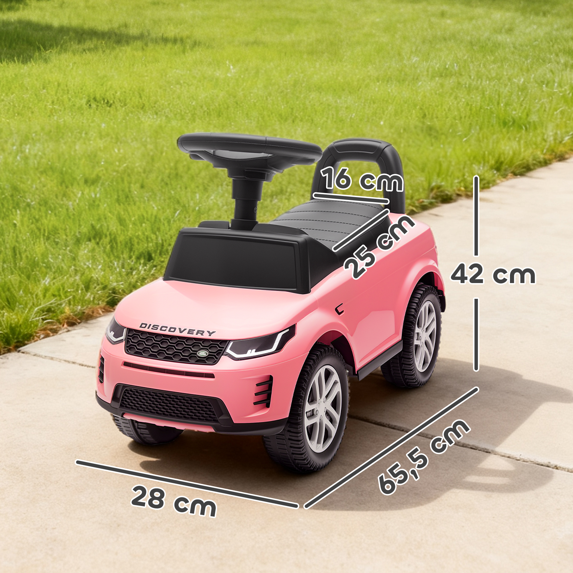 Un cochecito de juguete rosa, estilo Land Rover Discovery, está sobre un camino pavimentado.