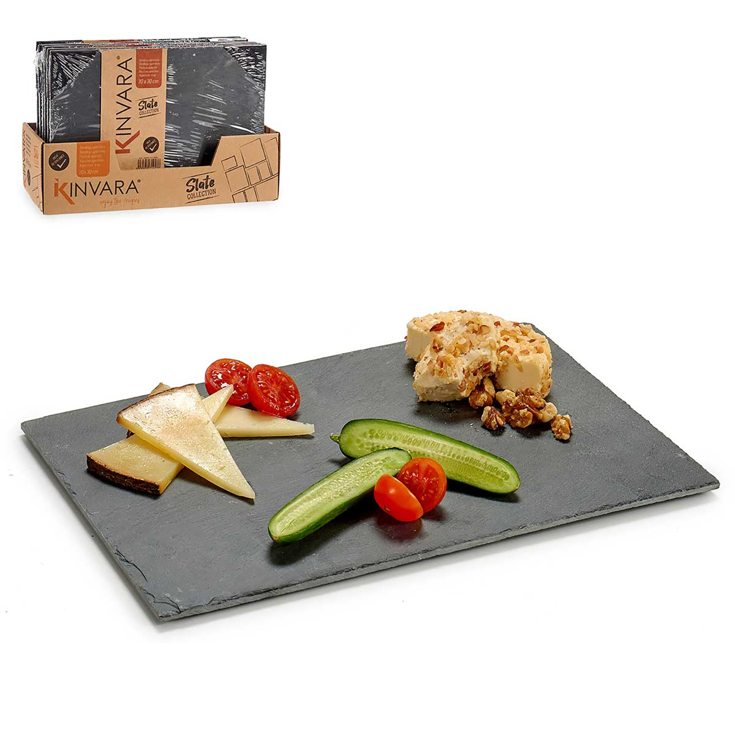 Queso, tomates y pepino en una tabla de pizarra negra con paquetes de pizarra al fondo.