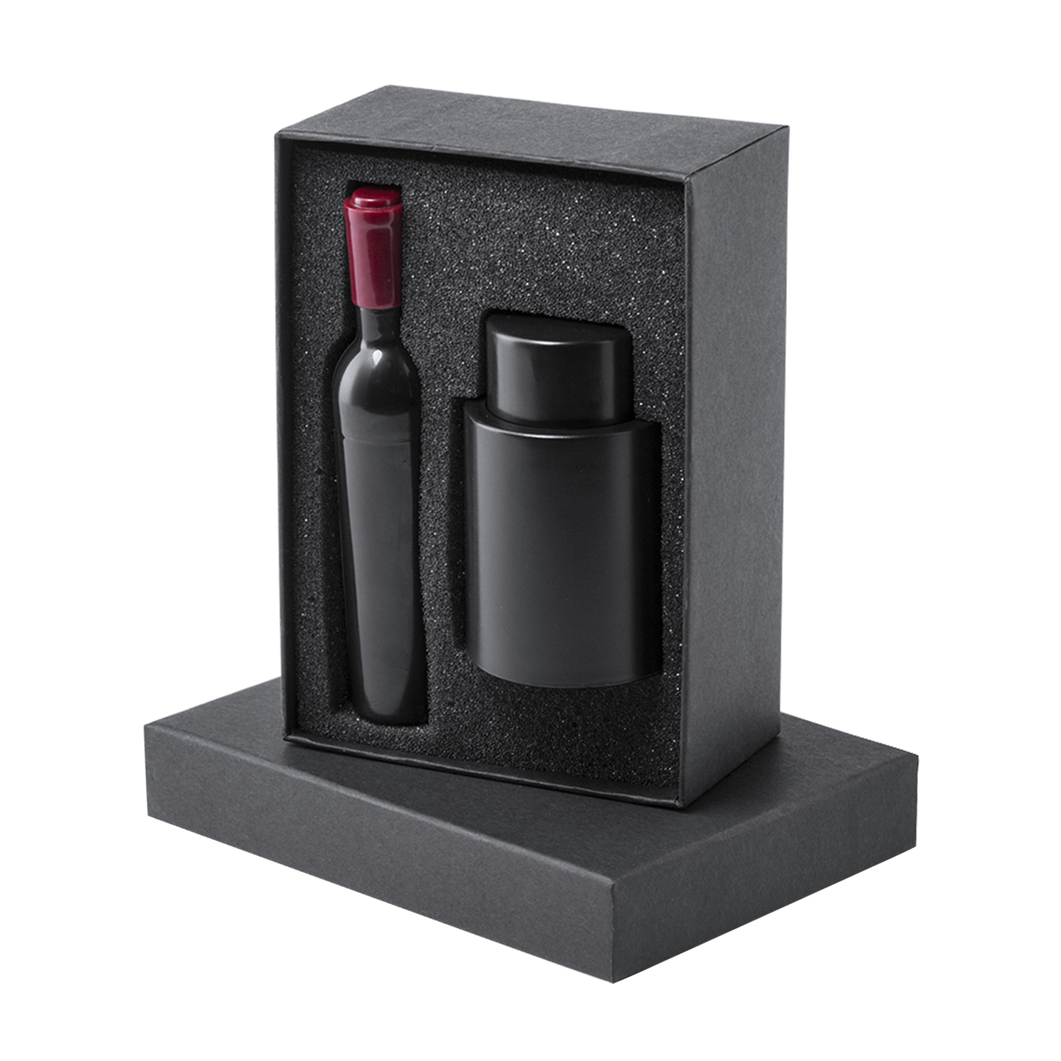 Una scatola regalo nera con una mini bottiglia di vino nera con tappo rosso e un contenitore cilindrico nero su sfondo bianco.