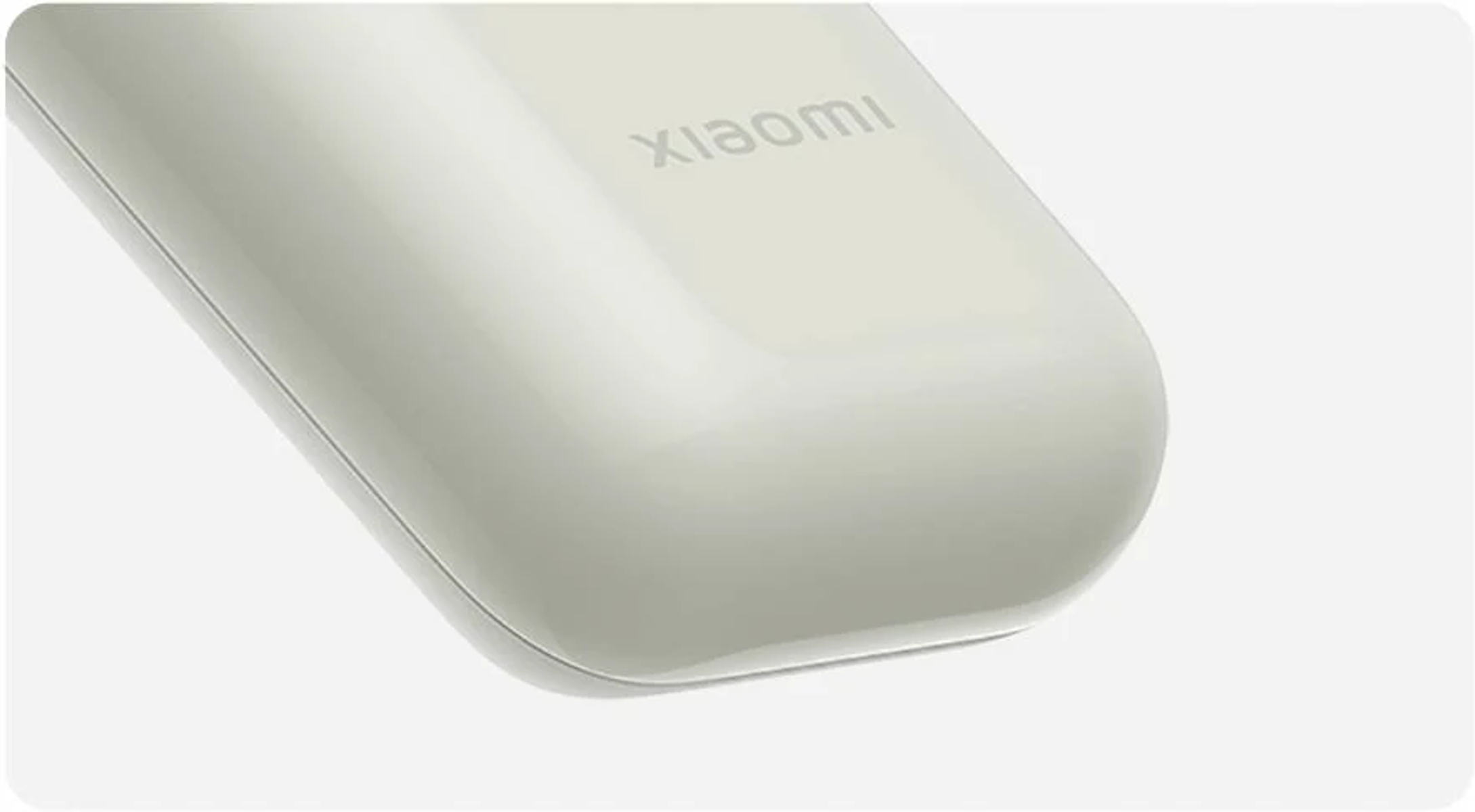 Zbliżenie białego, prostokątnego urządzenia z zaokrąglonymi krawędziami, wyświetlającego szare logo „xiaomi”.