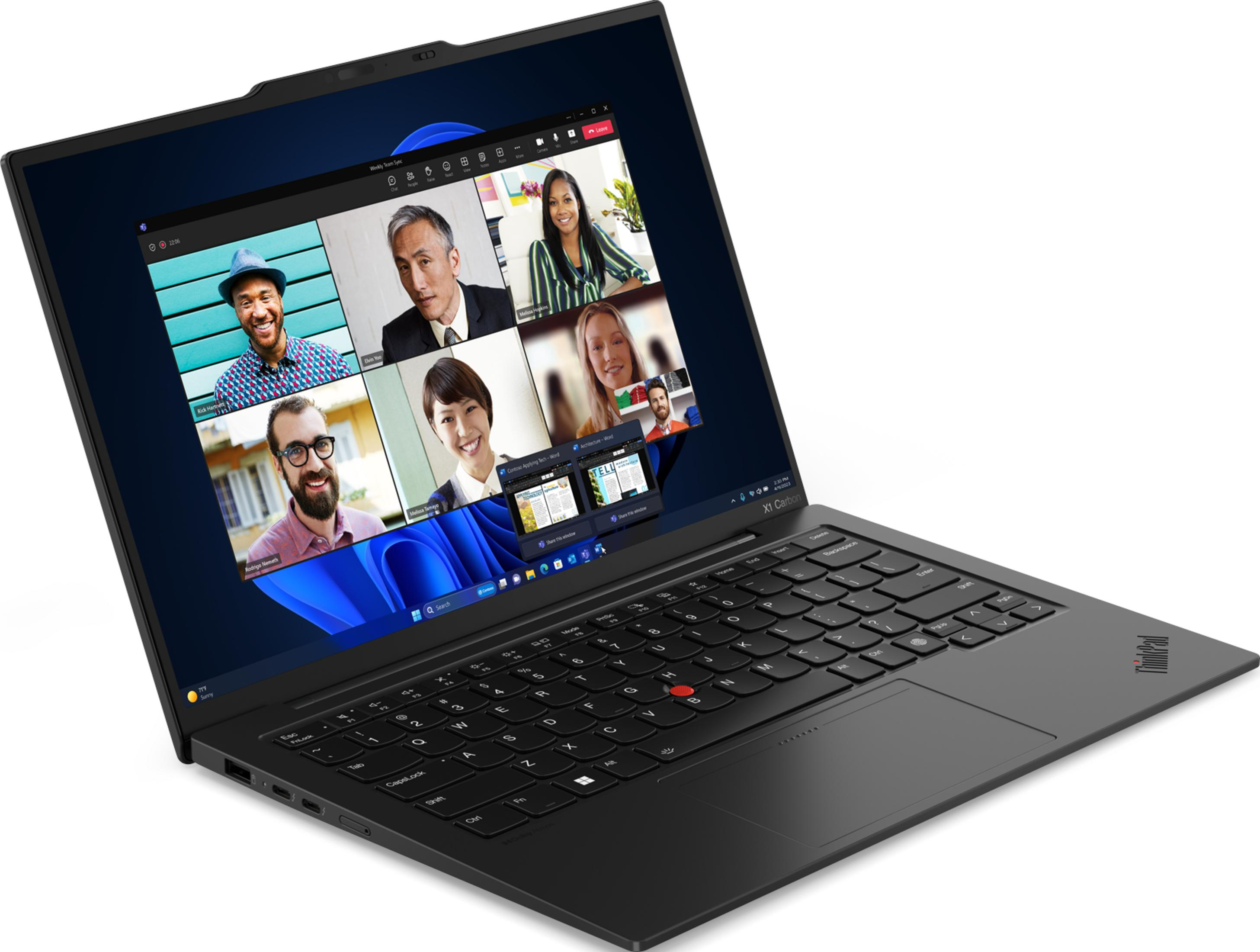 Un laptop nero mostra una videochiamata con sei persone e due finestre condivise.
